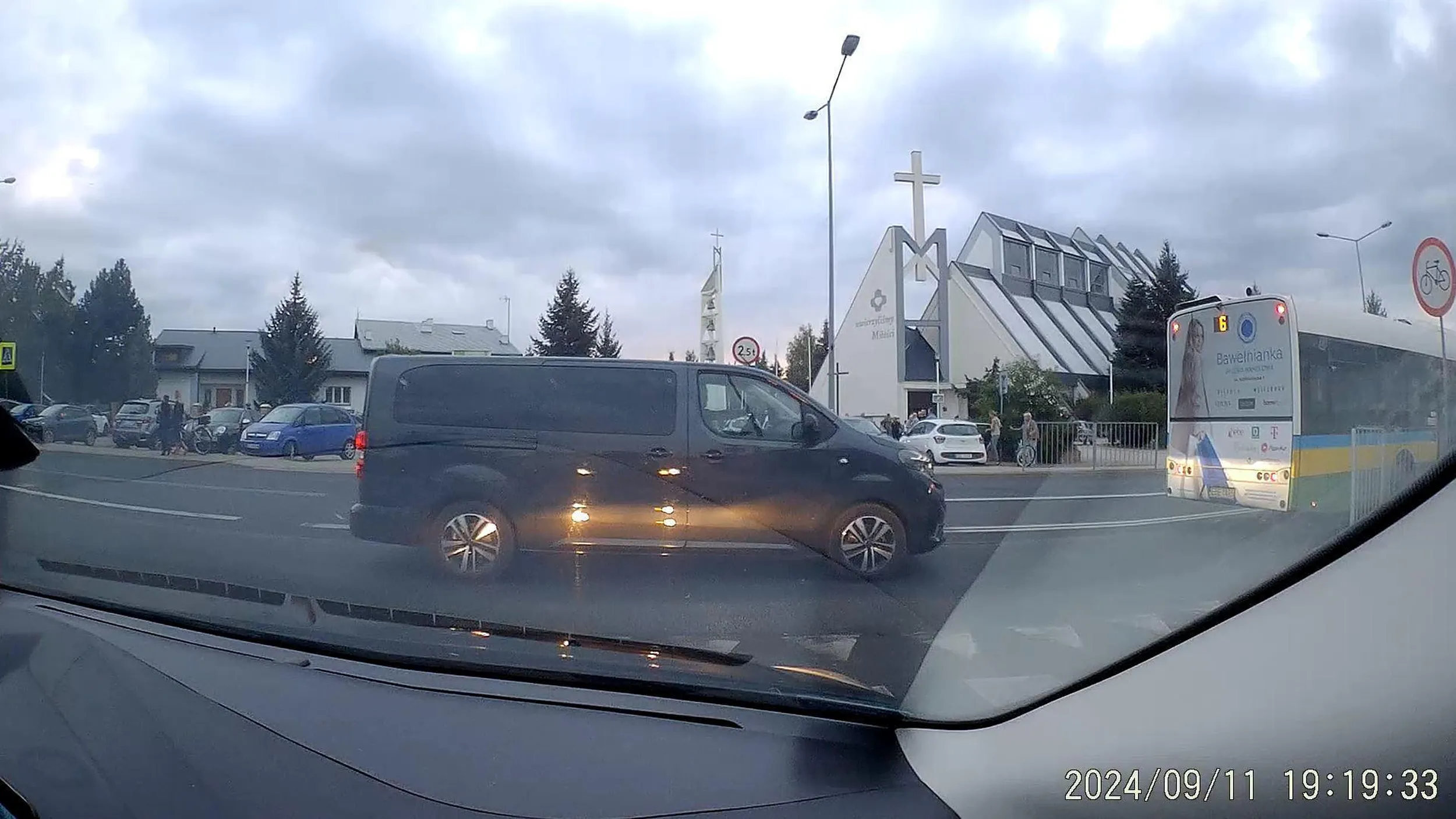 celowo wjeżdża na skrzyżowanie nie mając możliwości jego opuszczenia.