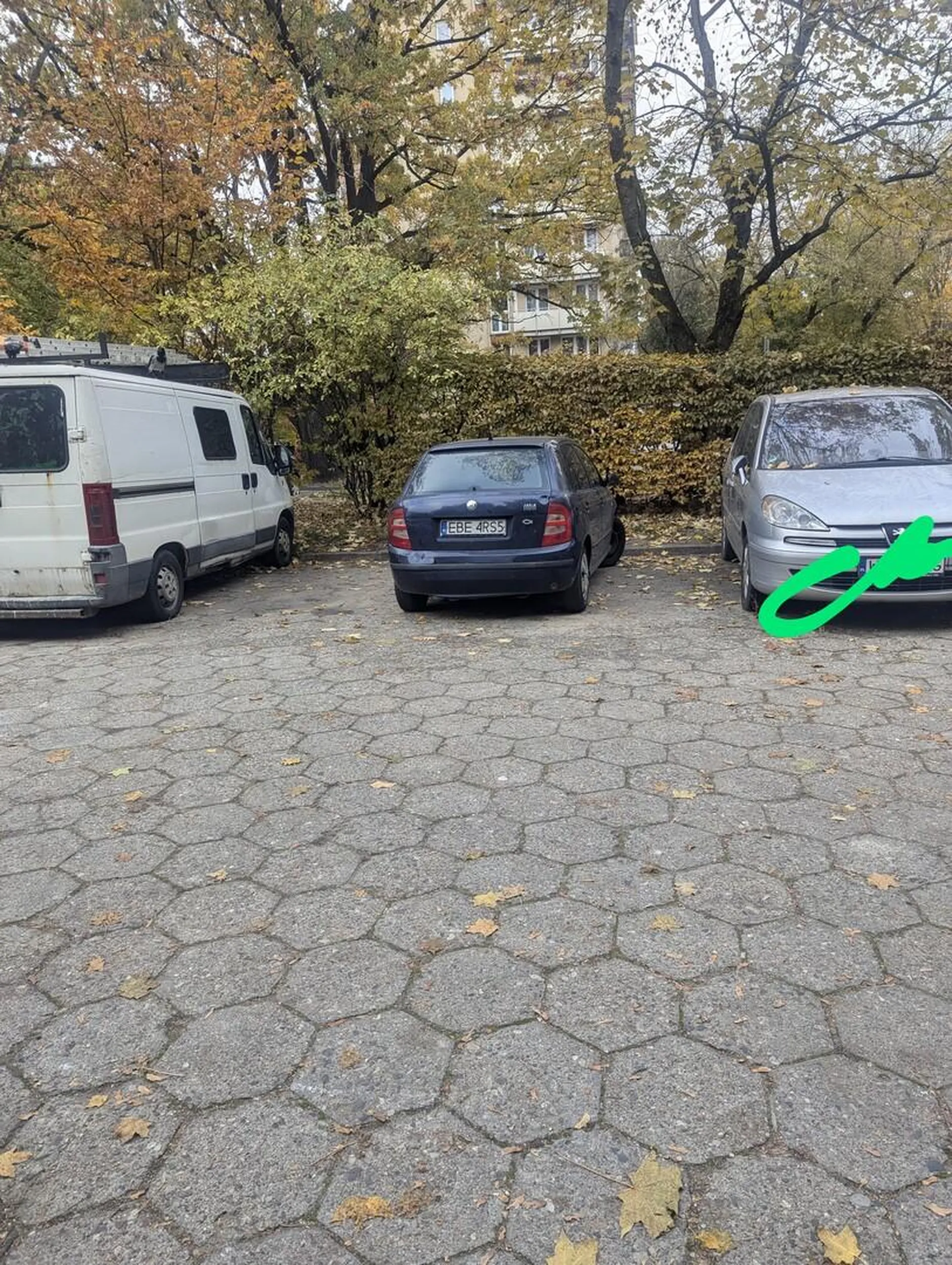 Parkuje jakby był we własnej stodole, zero godności człowieka. Naucz się pacanie, że w mieście stajesz tak aby nie zajmować dwóch miejsc