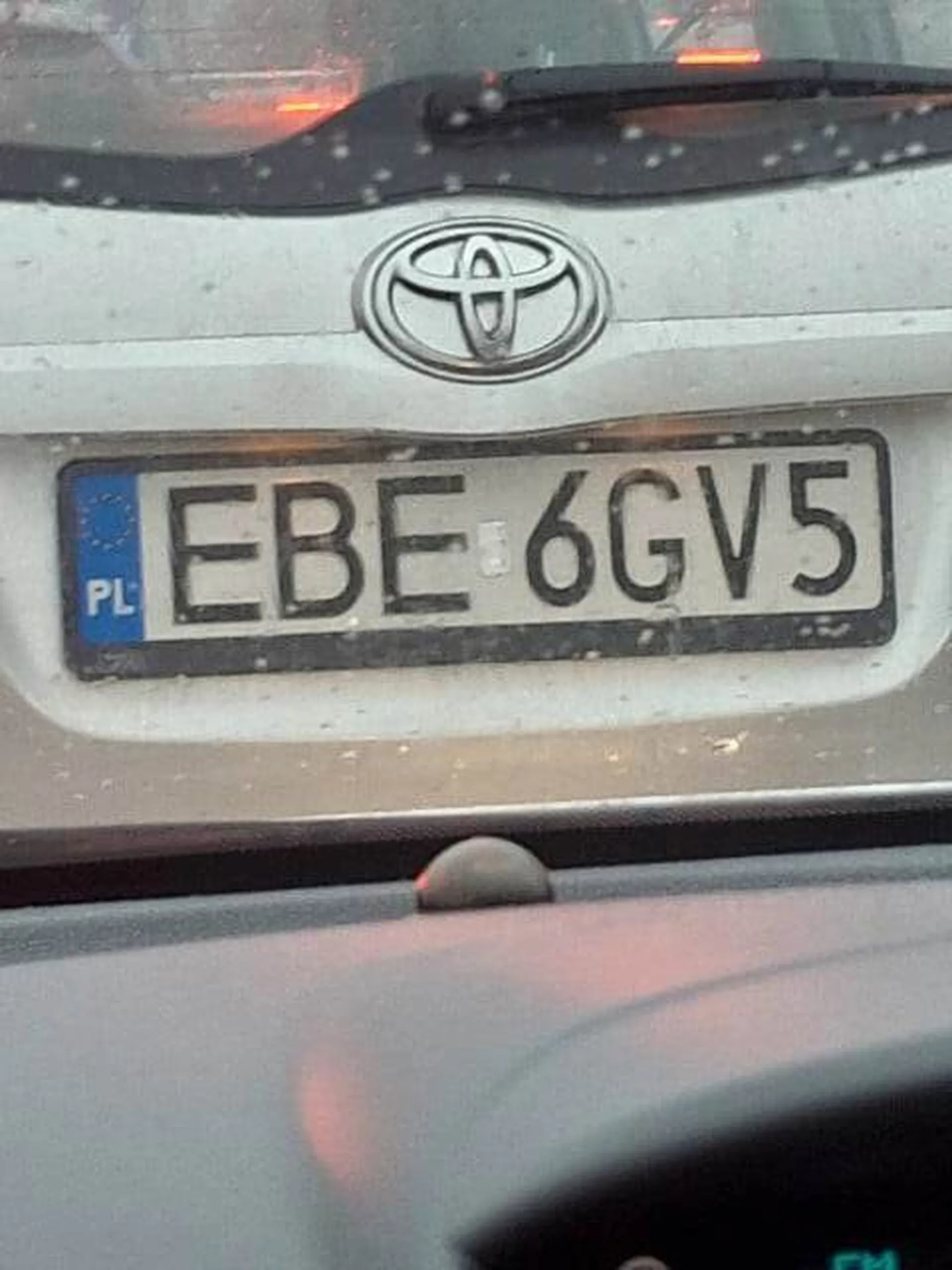 Gwałtownie zmienia pasy, hamuje przed maską żeby tylko wcisnąć się w poprzedzające auto.