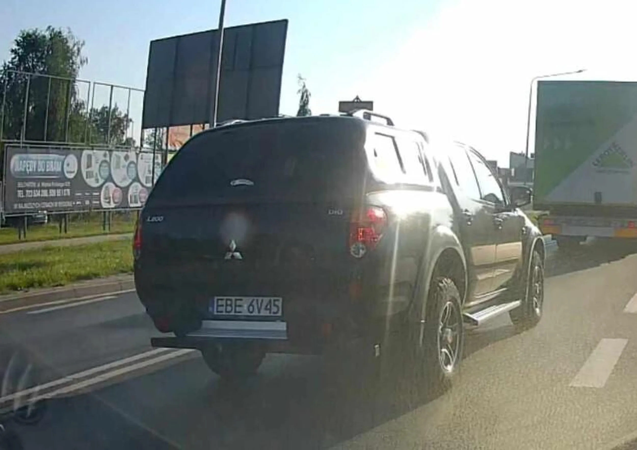 Niestety ten kierowca nie nauczył się jeszcze jazdy na suwak. Życzę zdrowia i chociaż krzty uprzejmości.