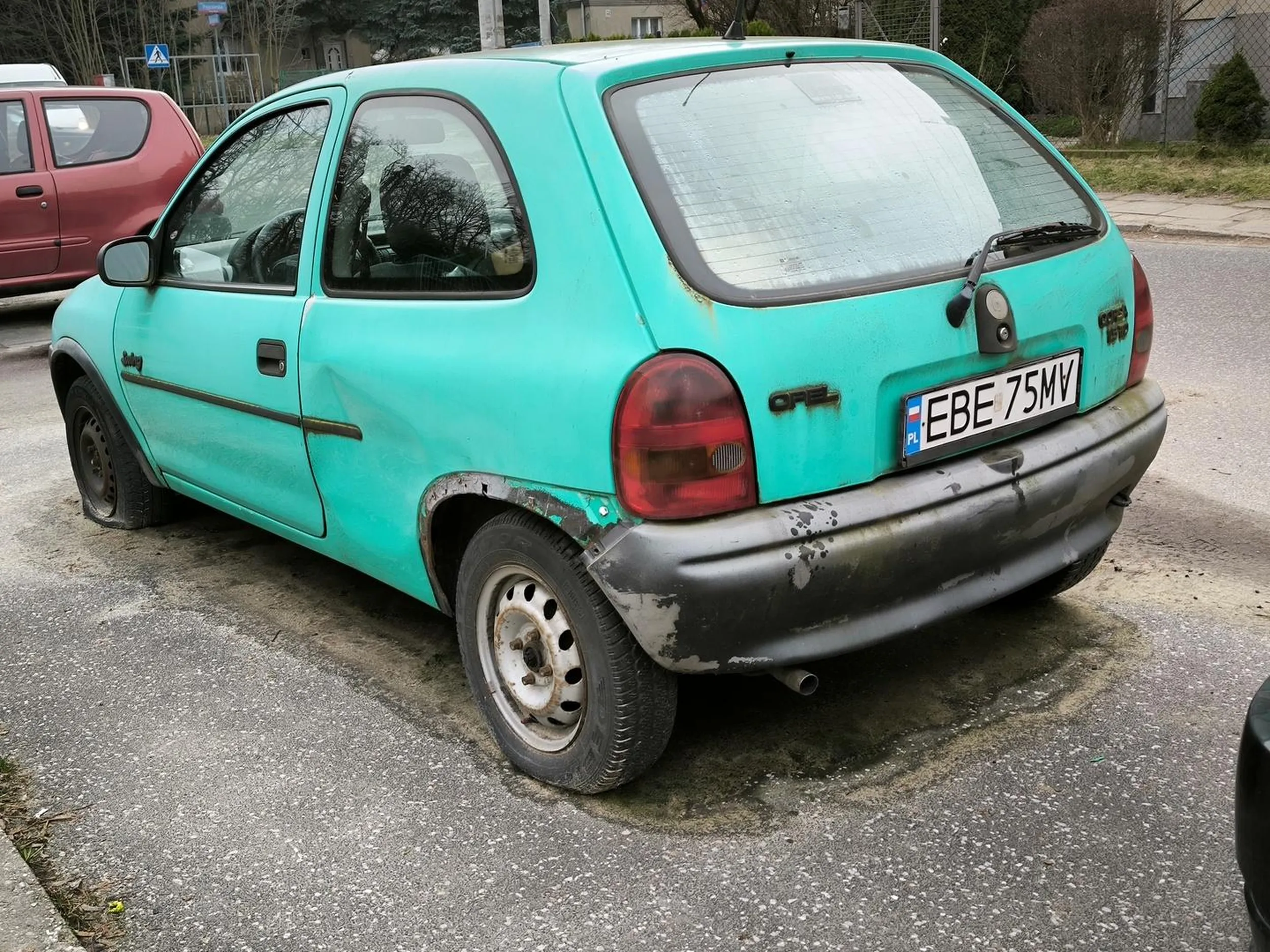 Stoi i rdzewieje rzadka corsa z silnikiem 1.5D