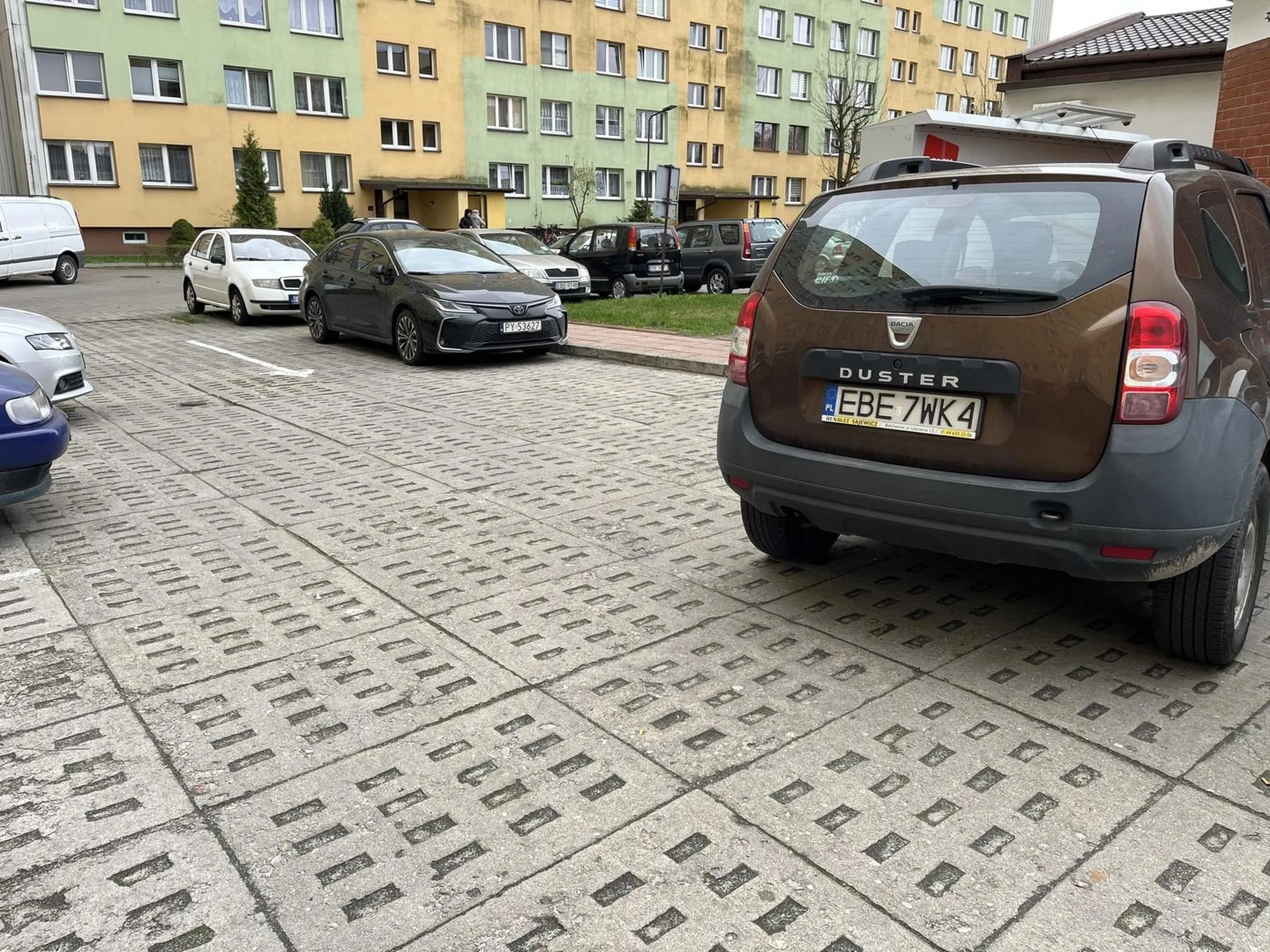 Koledze przydalby sie kurs z parkowania i nie utrudniania przejazdu