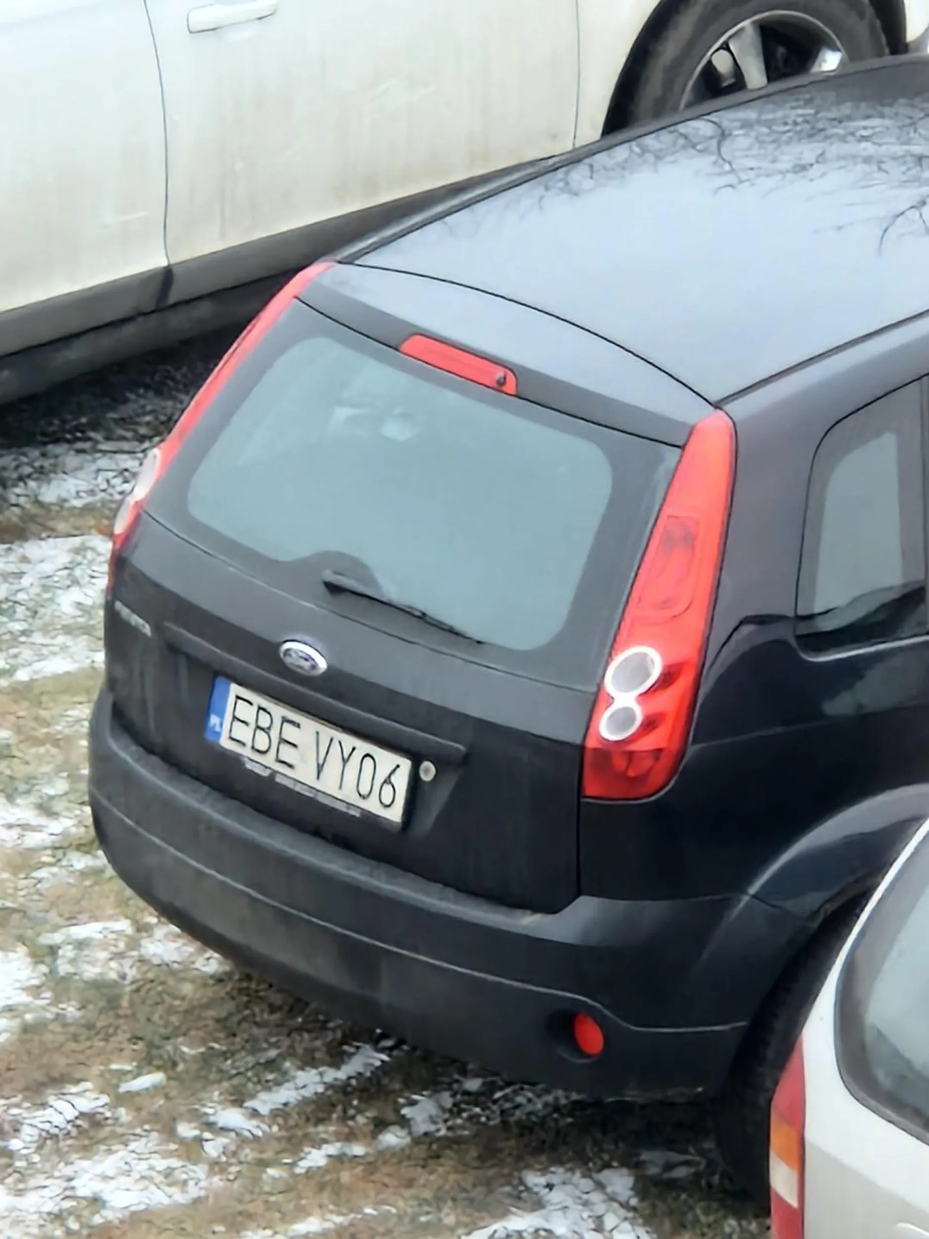 Wracałem z Media Expert na Kolejowej 4 z nowym dronem DJI Mini 3 i ten brawurowy rajdowiec potrącił starą babę na pasach na rondzie Żołnierzy Niezłomnych. Bardzo szybko uciekał ale na szczęście miałem ze sobą tego drona więc poleciałem za nim i zrobiłem zdjęcie jego samochodu z góry. Zatrzymał się na parkingu przy bloku 100A na Czaplinieckiej. Niezły patus.