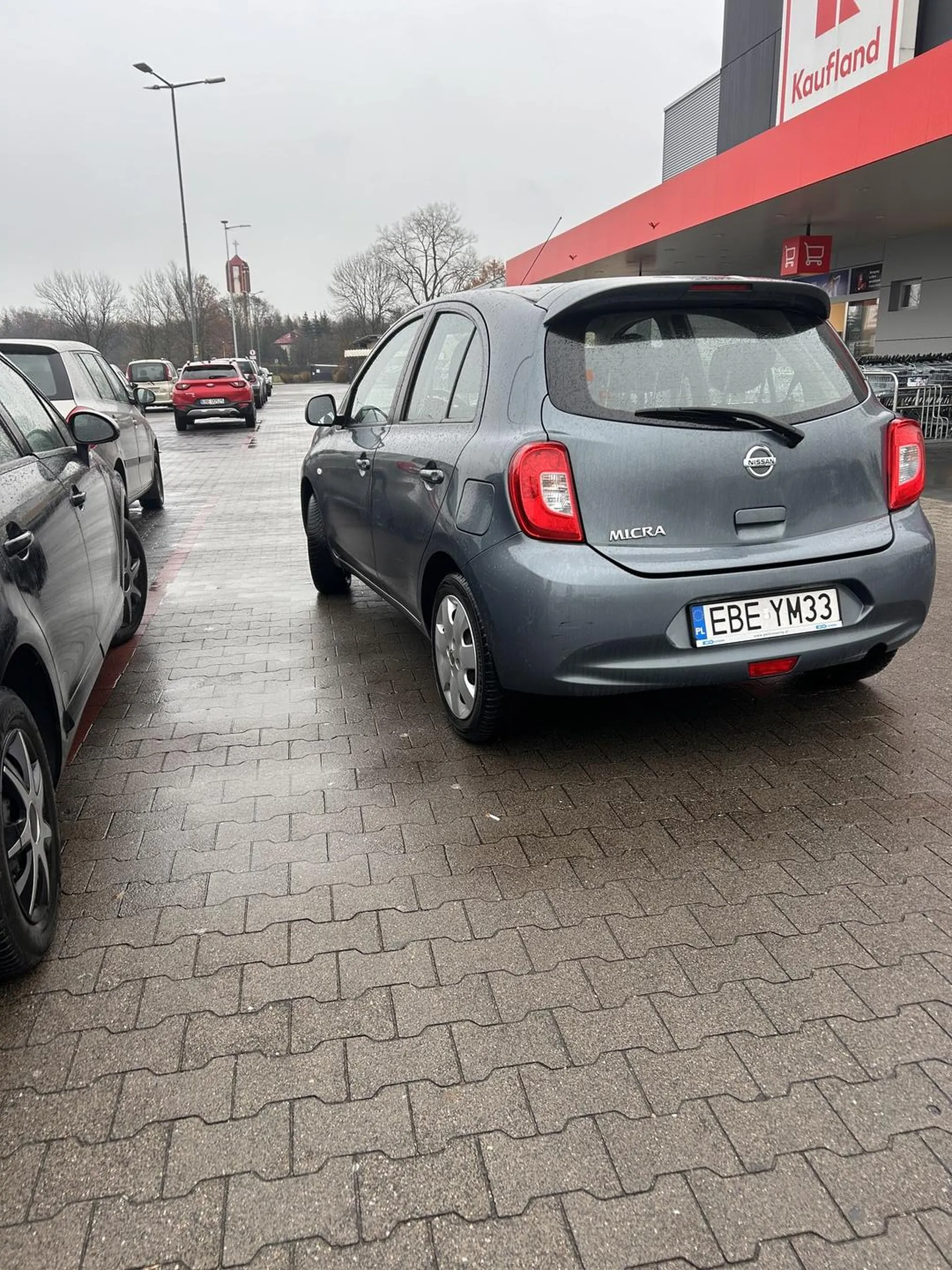 brawo dla pani mistrzyni parkowania, która stanęła na środku przejazdu na parkingu sklepu