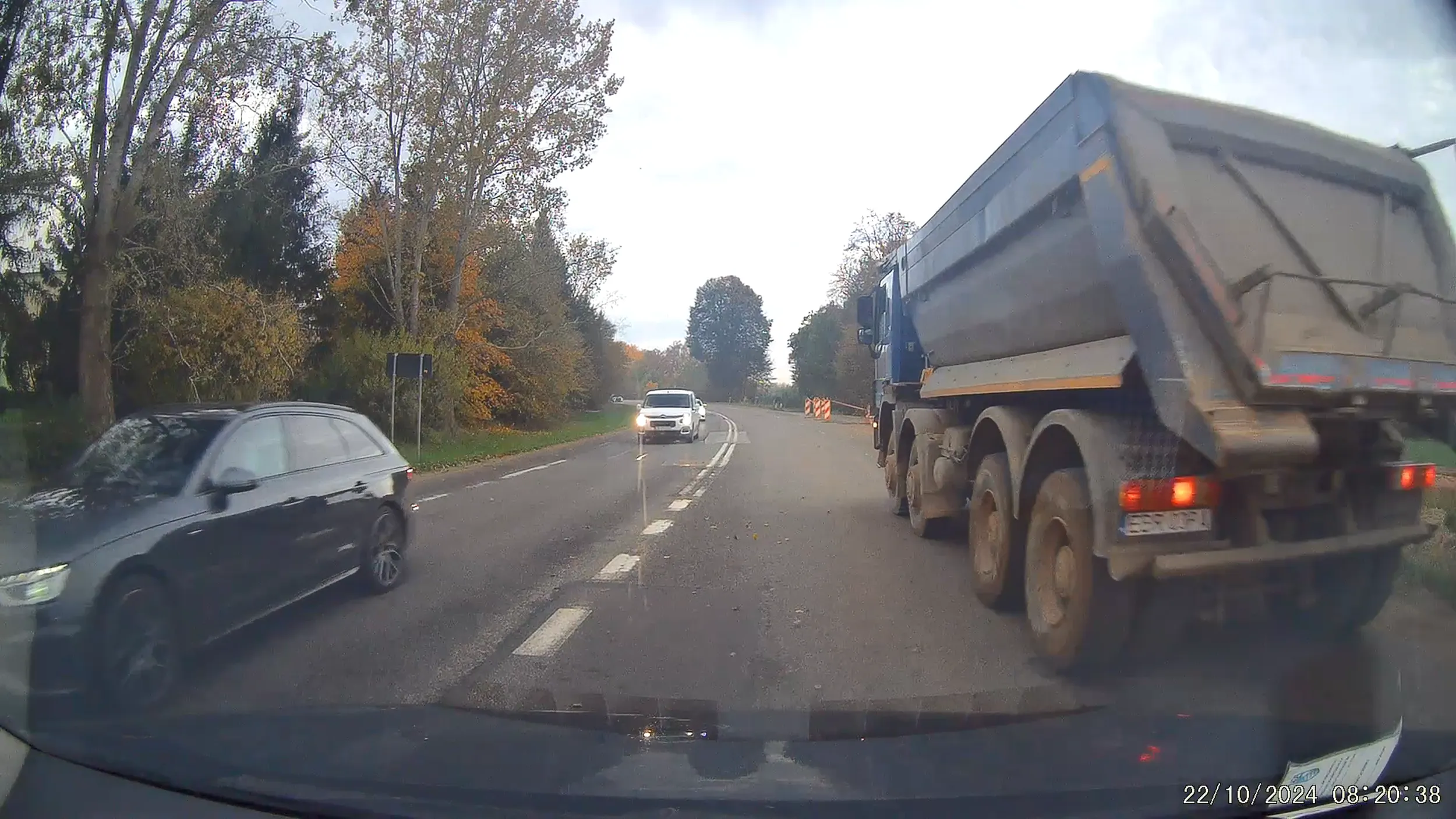 Kierowca ciężarówki nie przestrzega przepisów dotyczących używania sygnałów dźwiękowych. Trąbi na pojazd który skręca w lewo (i to sygnalizuje kierunkowskazem w lewo) bo mu się nie podoba że ten pojazd skręca w lewo.