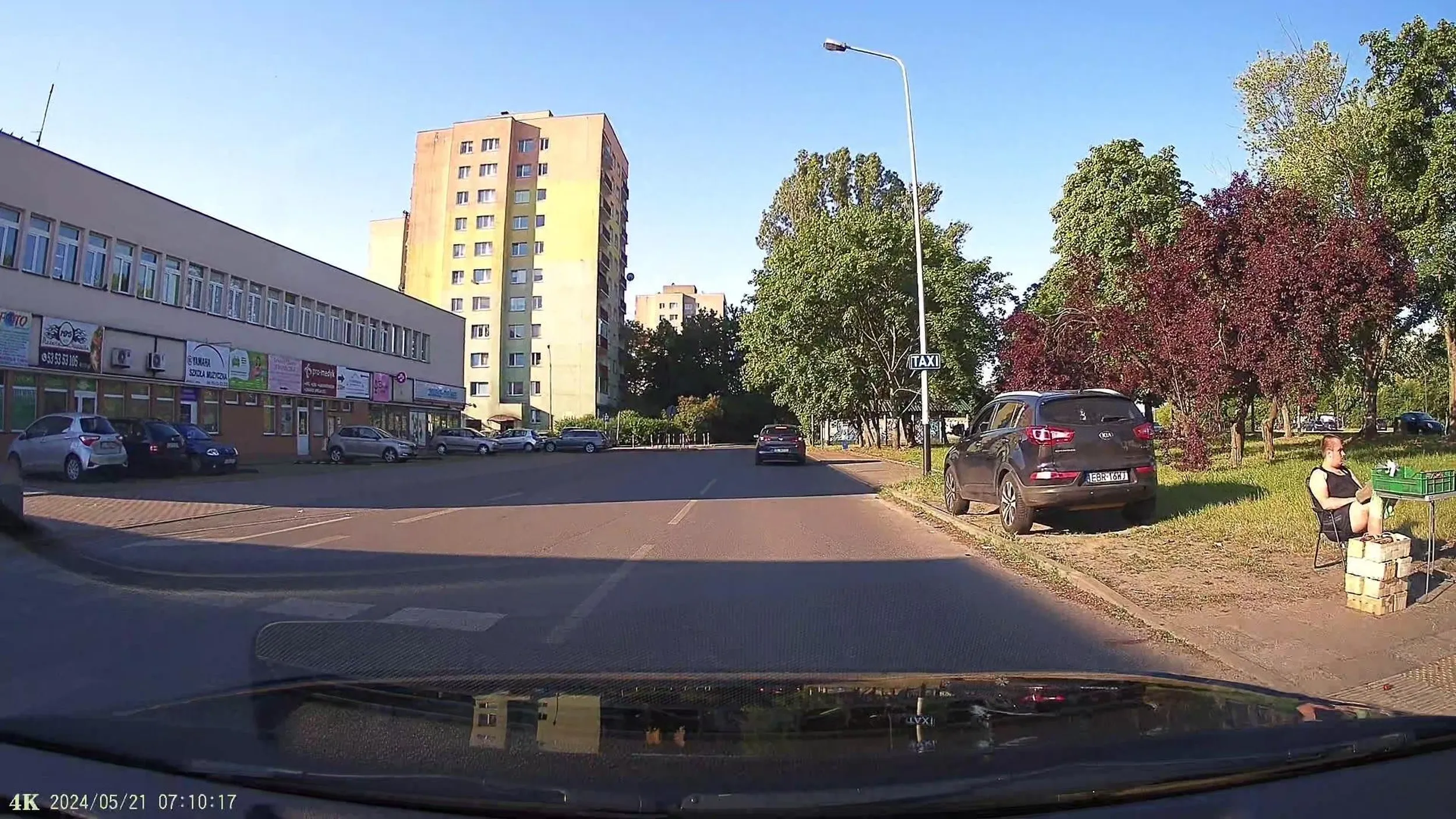 parkowanie na trawniku, przed samym przejściem dla pieszych.