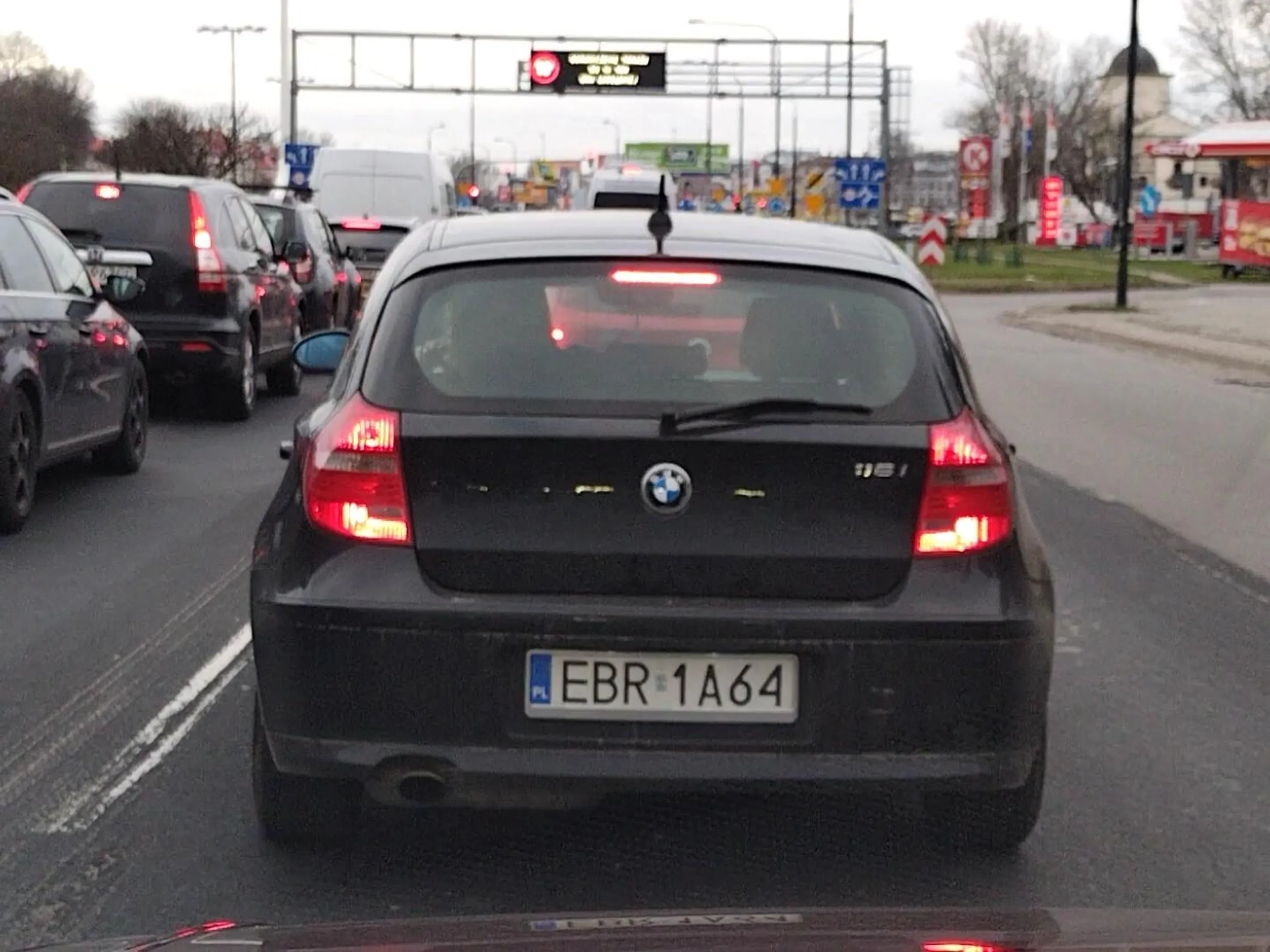 Co za pusta baba. Nie opanowała jazdy na zwężeniu, tylko wali prosto na oślep.!!! Muza na full, oczywiście denna muza, siedzi na kierownicy.... Szkoda mi było samochodu bo jej gruza nie. Naucz się babo kultury!!!!