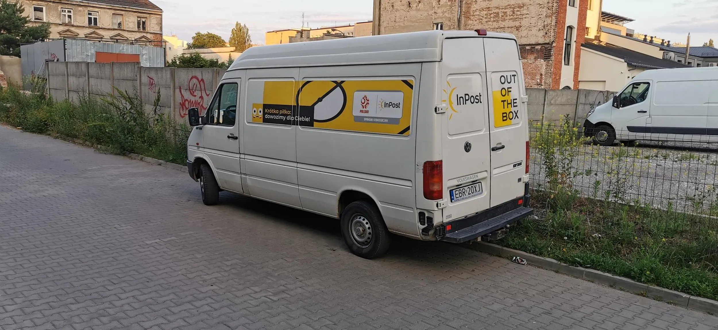 Kolejny raz staje nielegalnie i utrudnia ludziom przejazd. Ja rozumiem na chwilę żeby paczkę dostarczyć ale nie całe dnie i noce no ludzie. Fatalna reklama dla Inpostu.