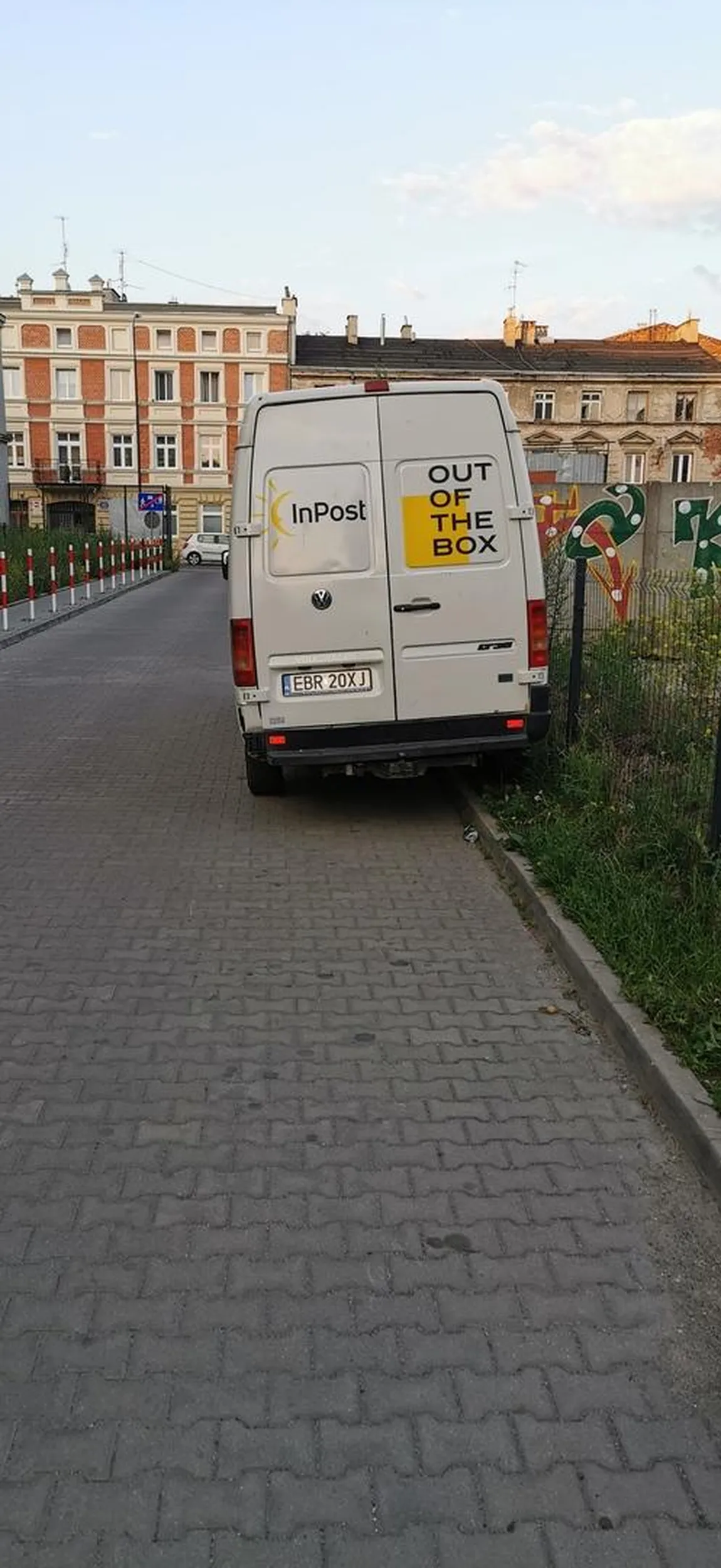 Kolejny raz staje nielegalnie i utrudnia ludziom przejazd. Ja rozumiem na chwilę żeby paczkę dostarczyć ale nie całe dnie i noce no ludzie. Fatalna reklama dla Inpostu.