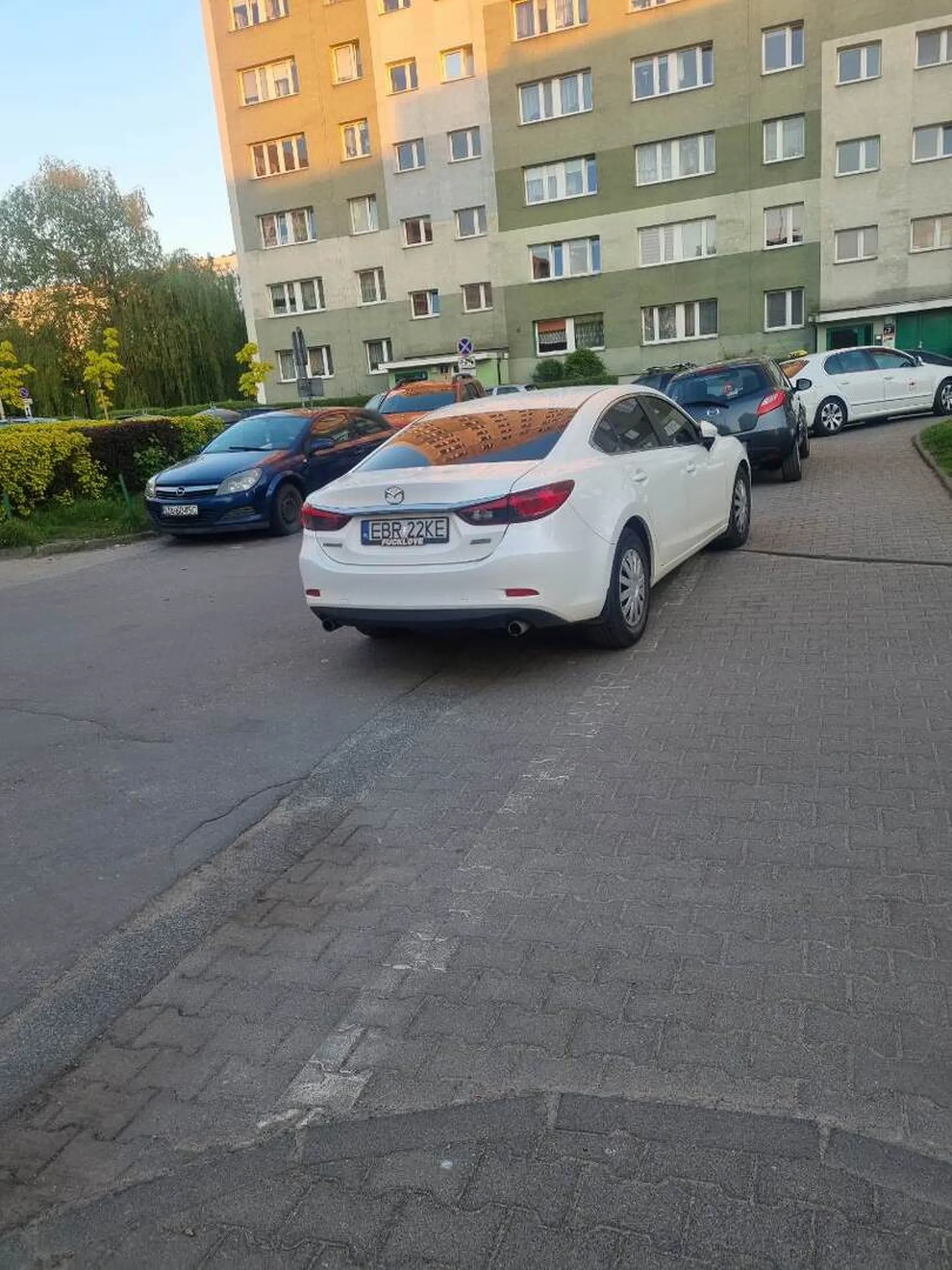 Młody i jego zachowanie jest żywym przykładem jak powiedzieć, że ma się małego ptaszka nie mówiąc na głos że ma się małego ptaszka. Szpan na brokatowe ramki rejestracyjne przy tych kołpakach z tesco i pękniętej szybie to zupełnie inny temat.