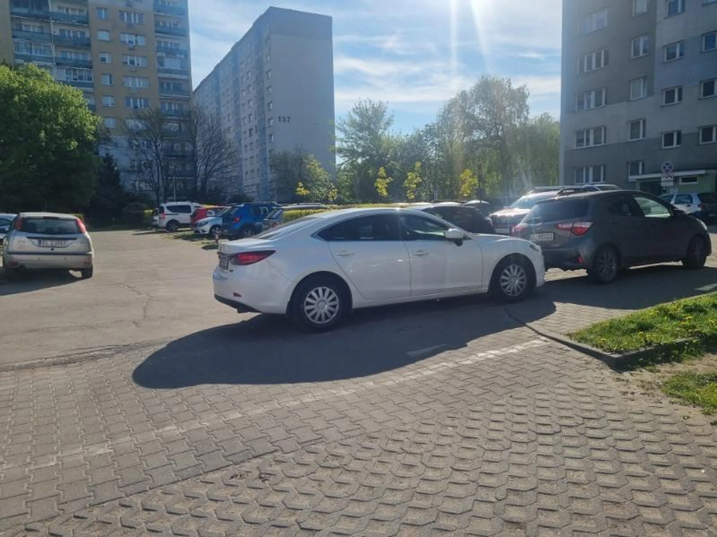 Młody i jego zachowanie jest żywym przykładem jak powiedzieć, że ma się małego ptaszka nie mówiąc na głos że ma się małego ptaszka. Szpan na brokatowe ramki rejestracyjne przy tych kołpakach z tesco i pękniętej szybie to zupełnie inny temat.