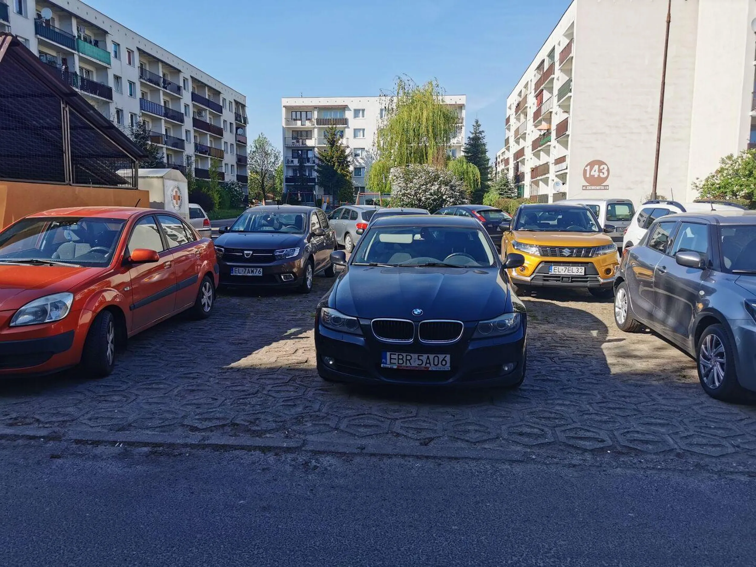 Ziomek ma definitywnie problemy ze swoim ego oraz kocha być w CENTRUM uwagi