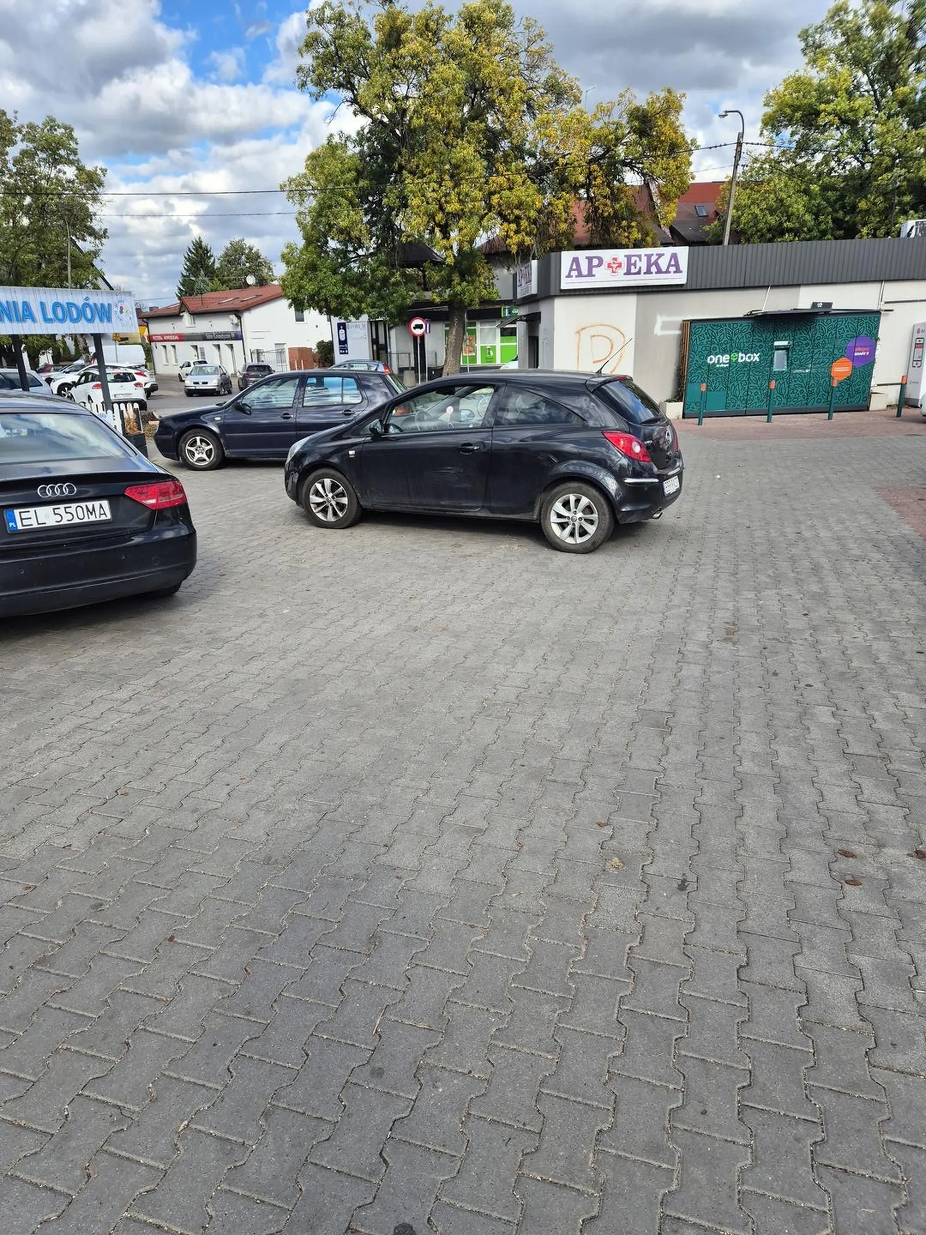 Albo sie stoczyło, albo nie umie parkować.