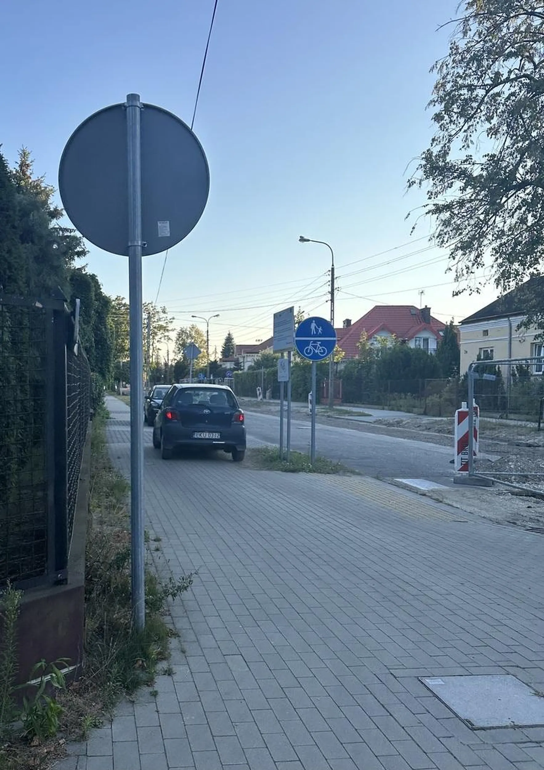 Droga jest remontowana, to zamiast zrobic mala petle to pani wjezdza na chodnik i sobie nim jedzie malo mnie nie rozjeżdżajac!!!