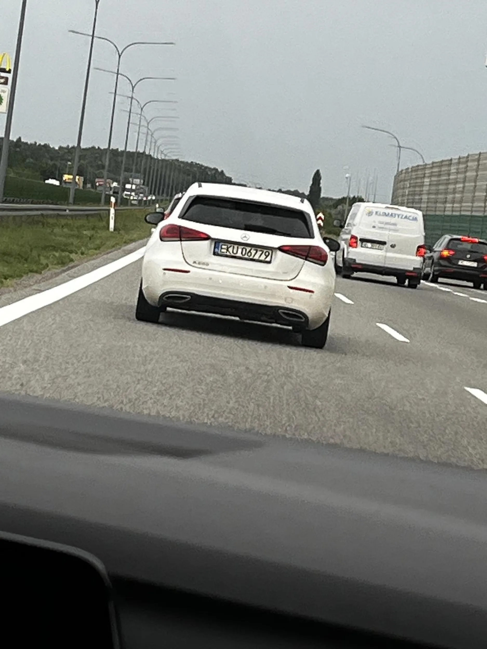 Bananowe dziecko zabralo swoja karyne na „sportowa” jazde, leszcz wyprzedza poboczem i hamuje awaryjnie na lewym pasie, nagranie zgloszone na Policje. Won z drogi z takimi nieudacznikami z małymi siusiakami