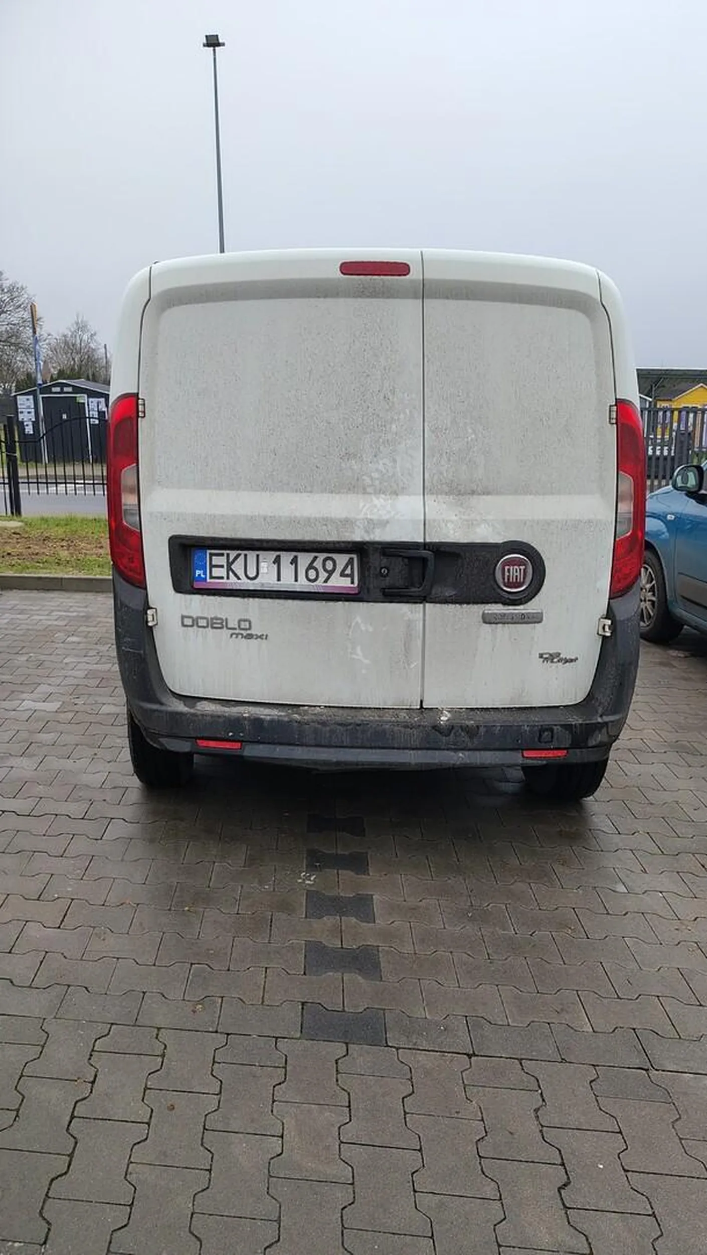 Dużo miejsc parkingowych ale mistrz parkowania robi to tak!
