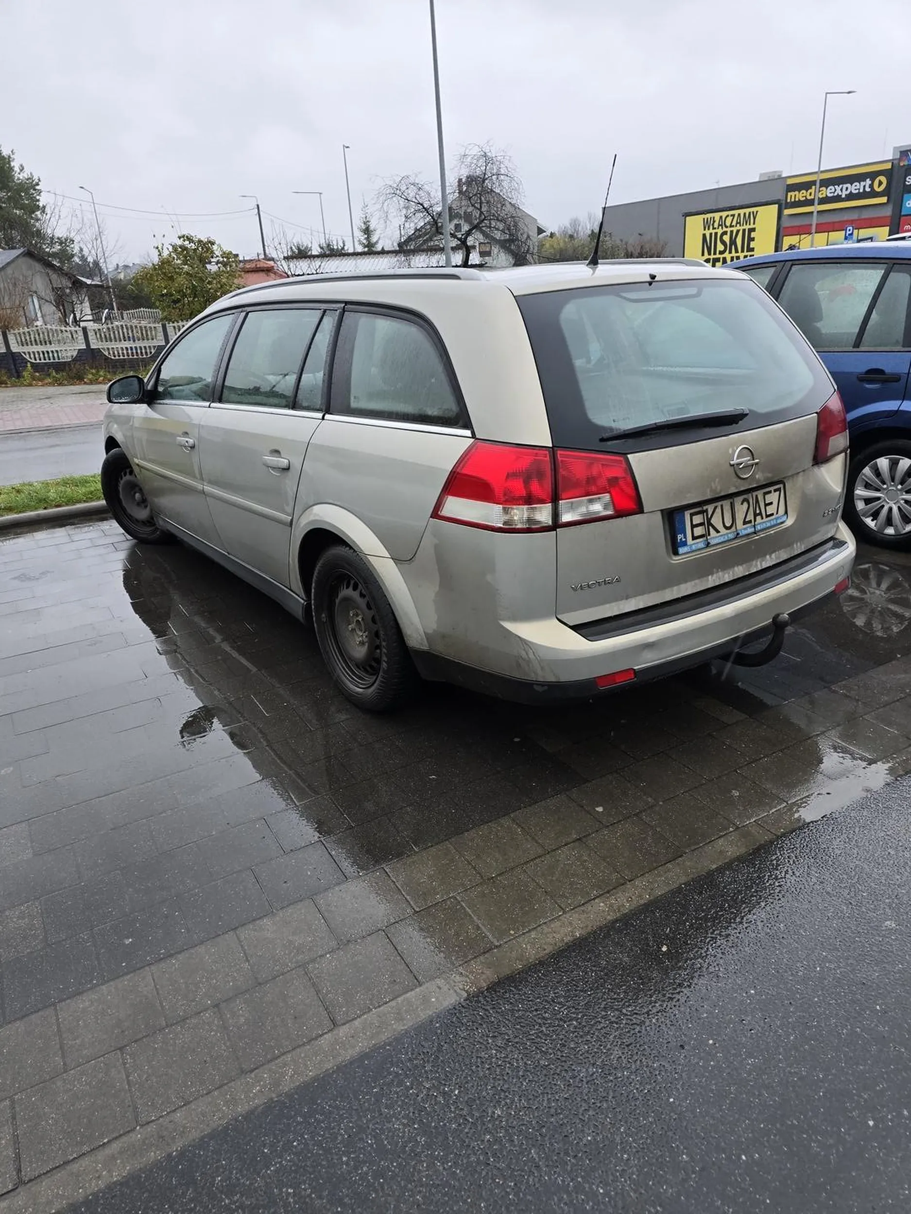 Naucz się parkować bo żeby zająć 2 parkingowe to trzeba być ułomnym