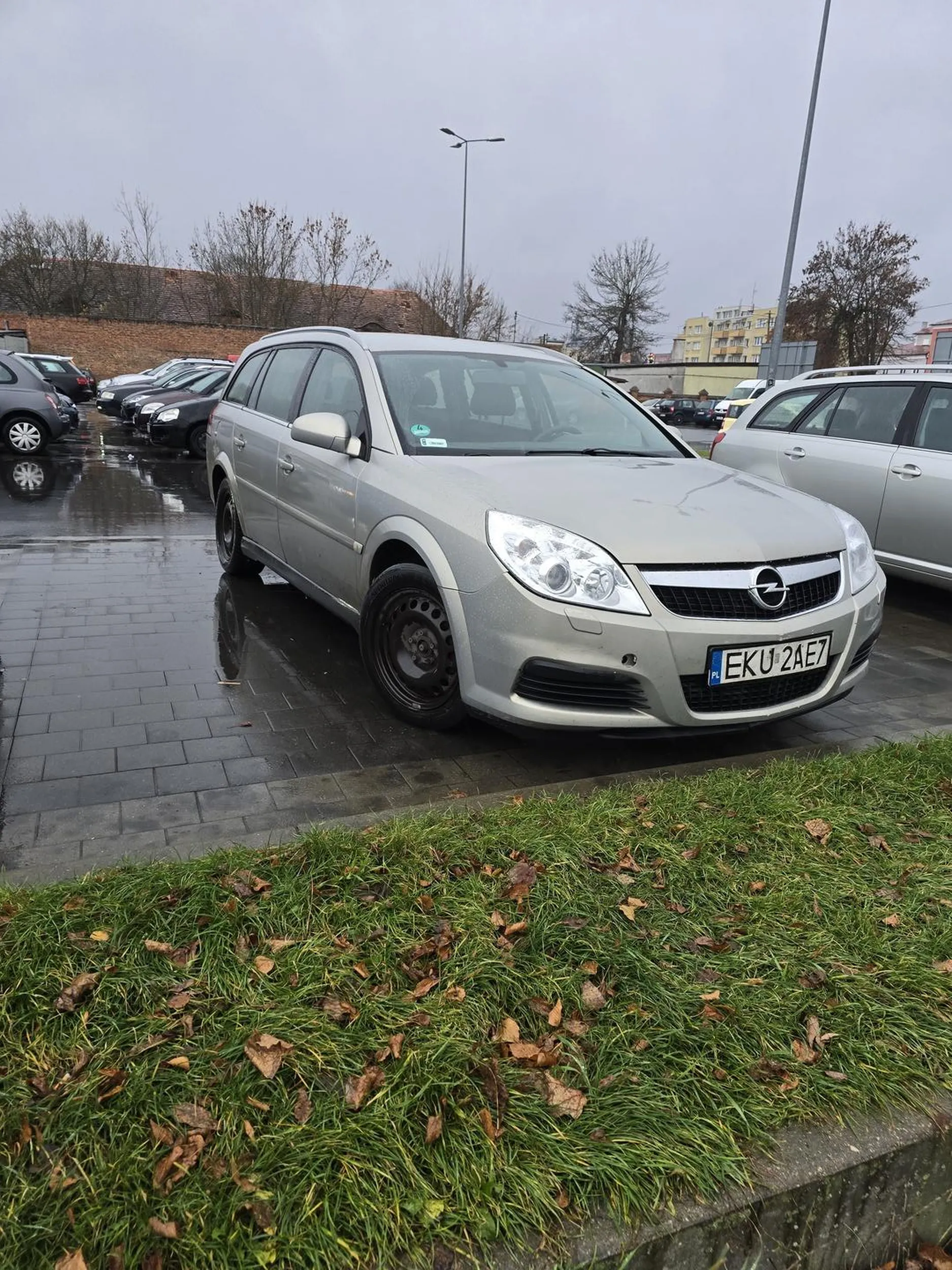 Naucz się parkować bo żeby zająć 2 parkingowe to trzeba być ułomnym