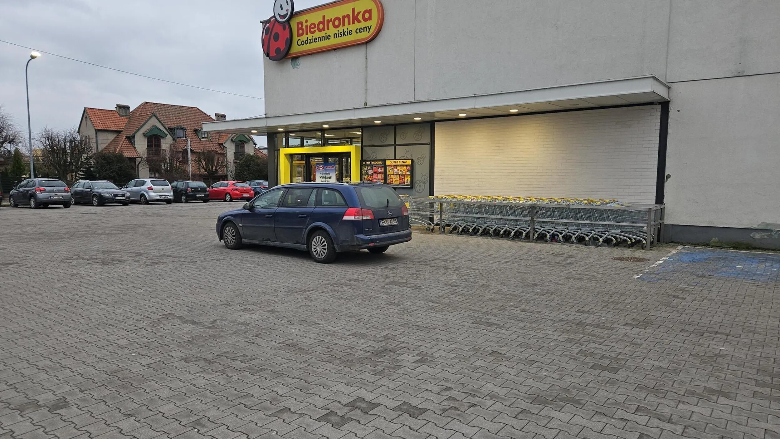 Pan Kierofca "zaparkował" i poszedł na zakupy blokując wjazd na wyznaczone miejsca parkingowe, które były wolne. Następnie wyjechał na drogę pod prąd. Uwaga na oszołoma...