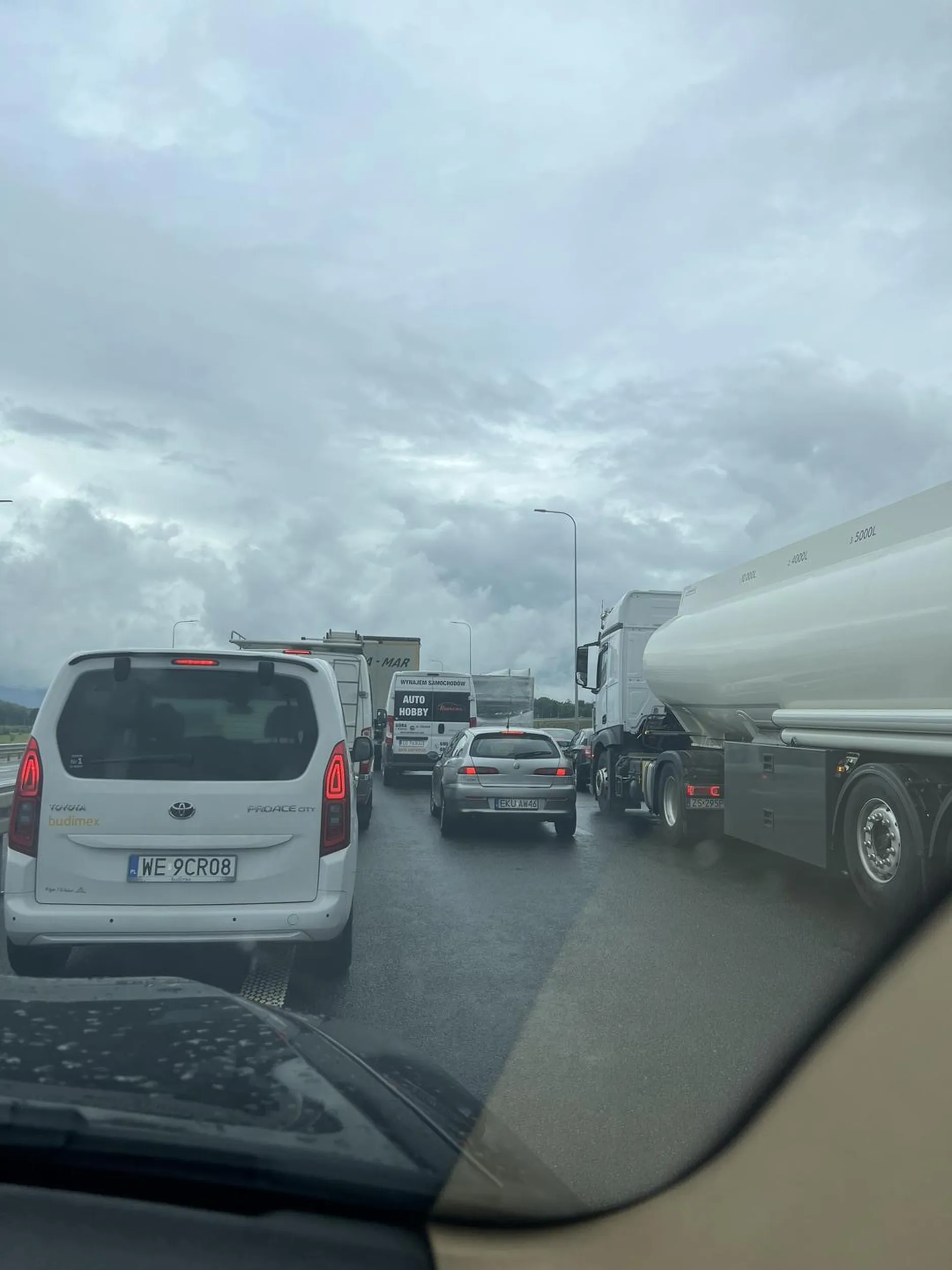 Przejechał przez korytarz zycia, blokując możliwy przejazd policji/karetki do wypadku