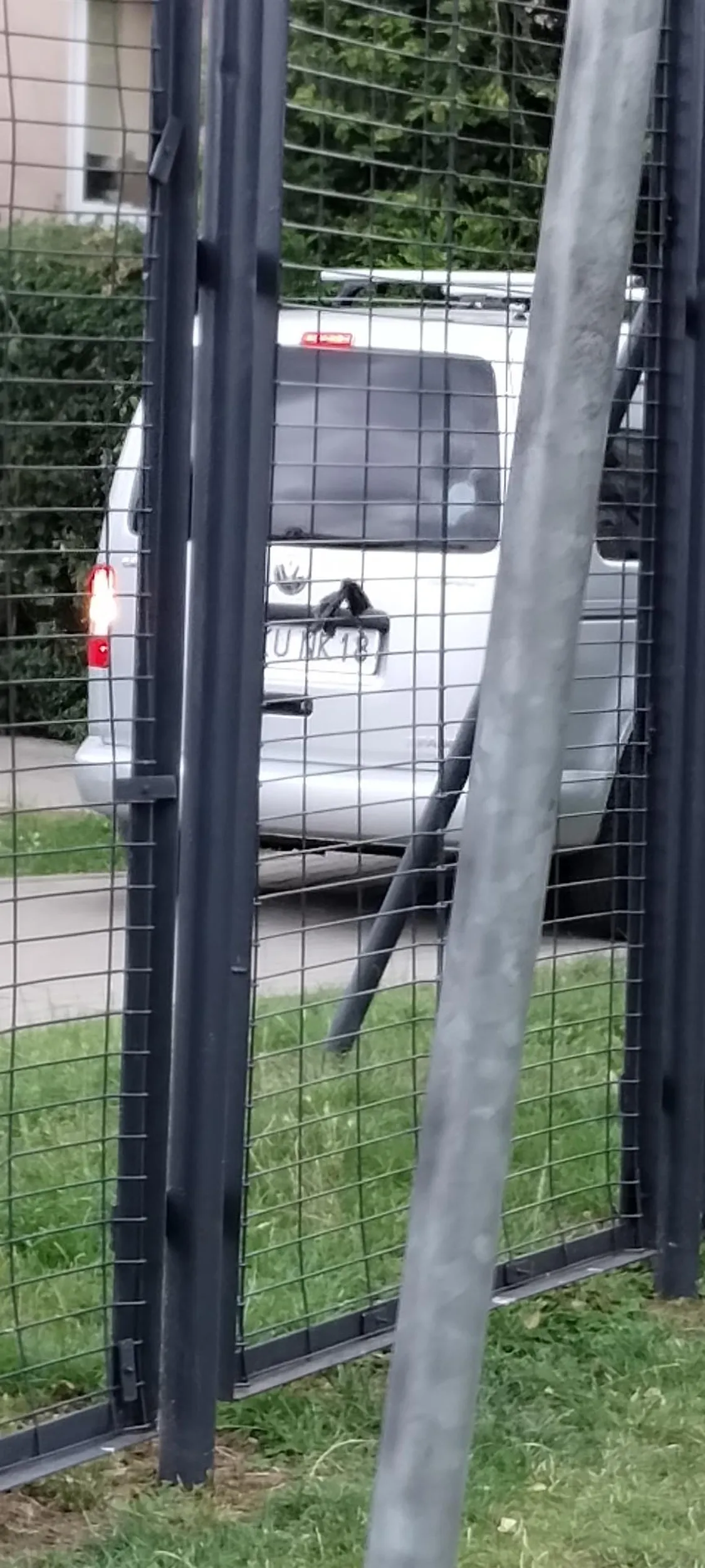 Piękne cofanie i postój na chodniku