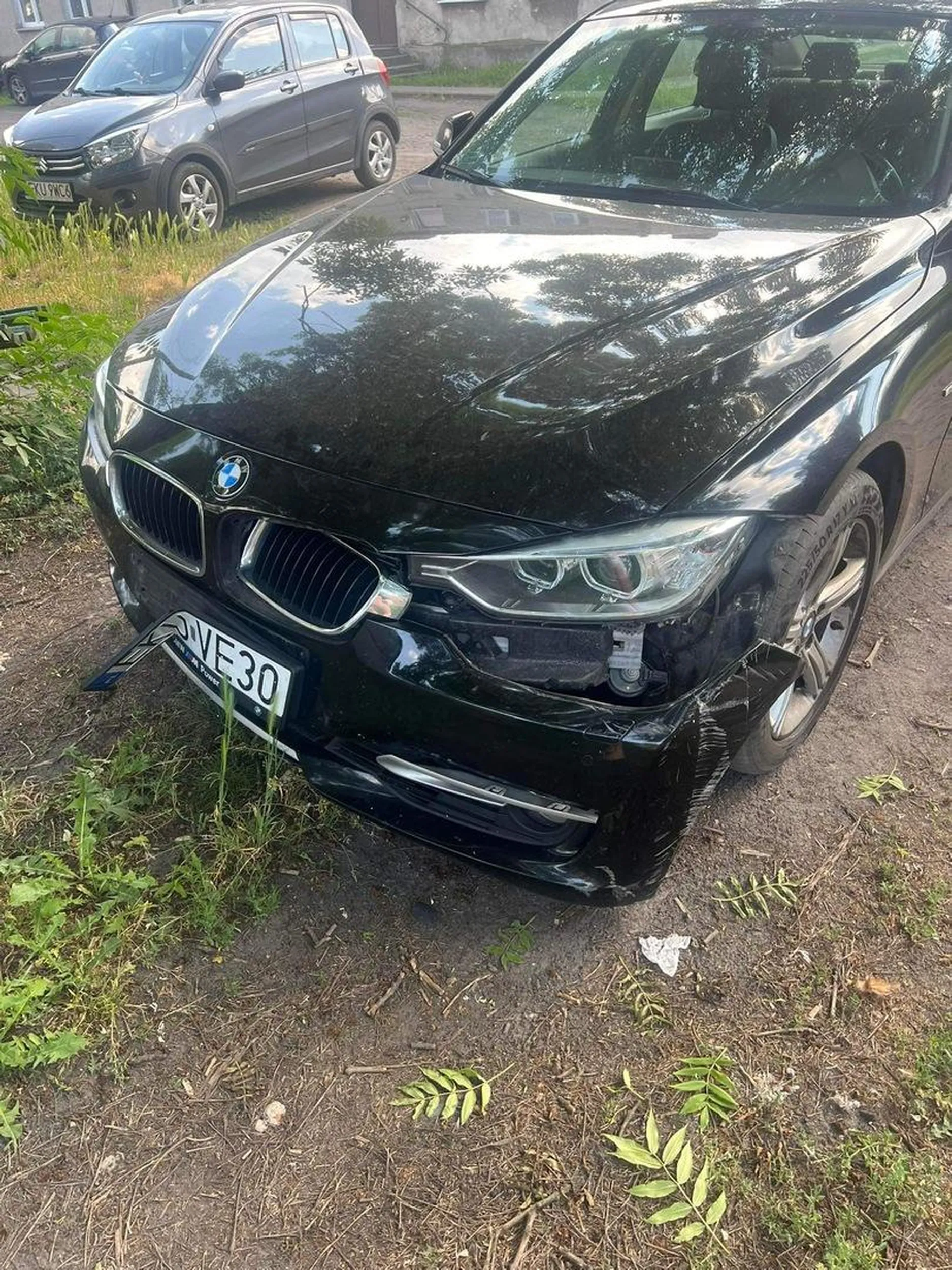 Blondynka pod Netto obrysowała i urwała zderzak w czarnej bmw. Jakby nigdy nic odjechała. Ahh te bladynki