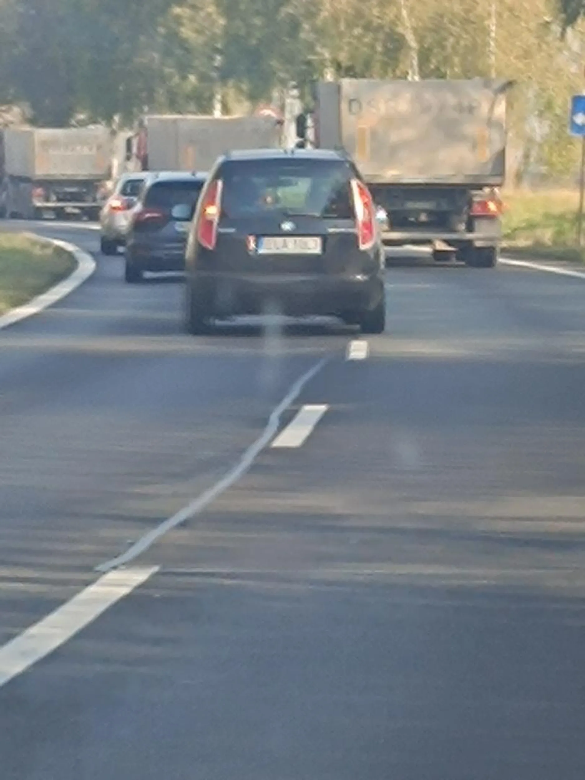 Zajechał drogę na dwupasmówce zjechał na prawy pas na zakręcie po czym kontynuował jazdę środkiem drogi