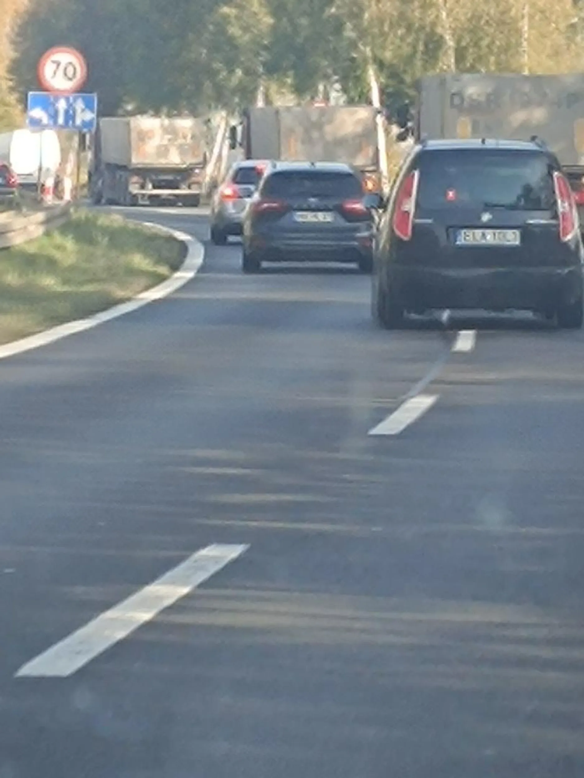 Zajechał drogę na dwupasmówce zjechał na prawy pas na zakręcie po czym kontynuował jazdę środkiem drogi