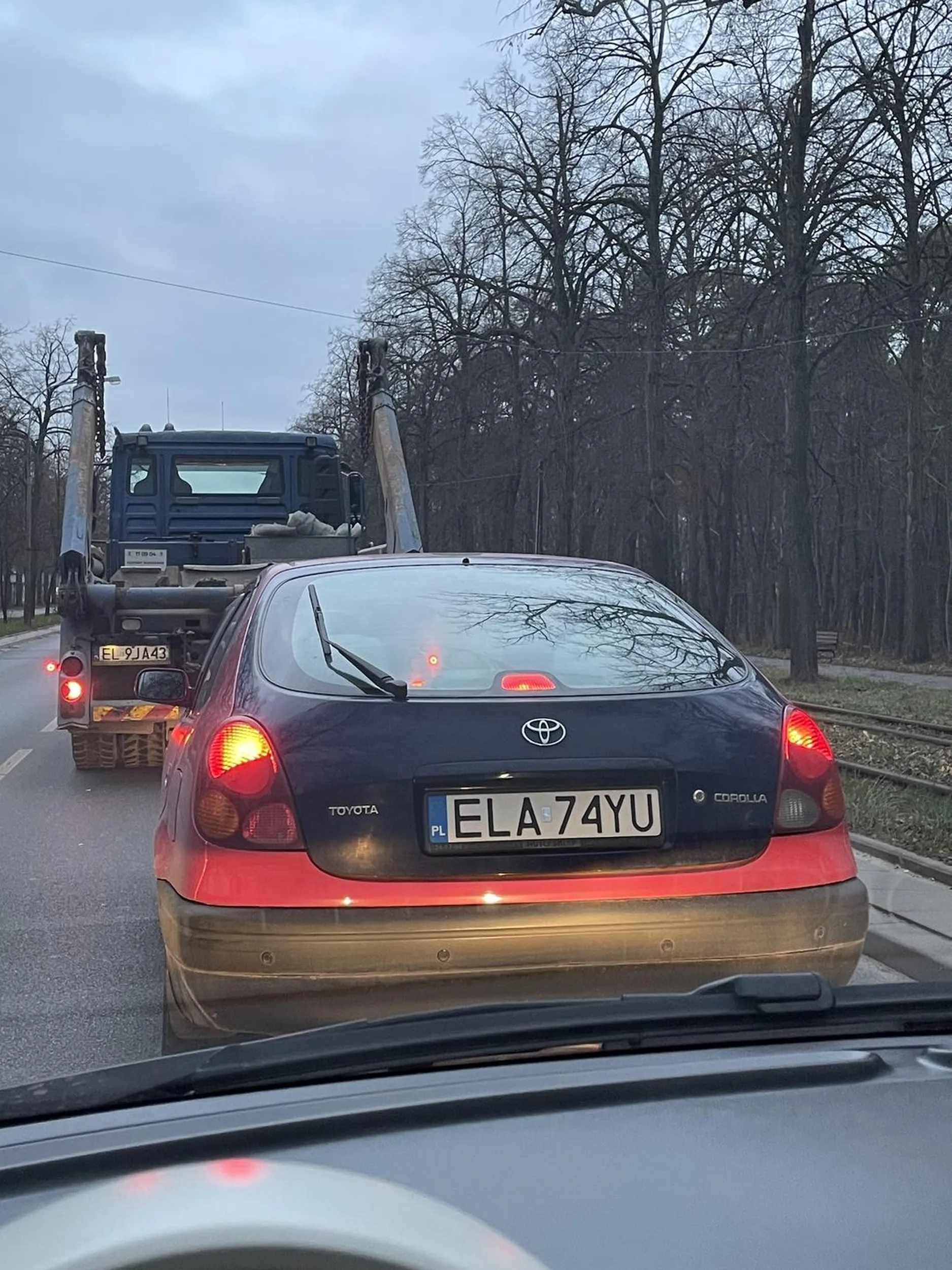 Wyrzuca śmieci - papierosy przez okno