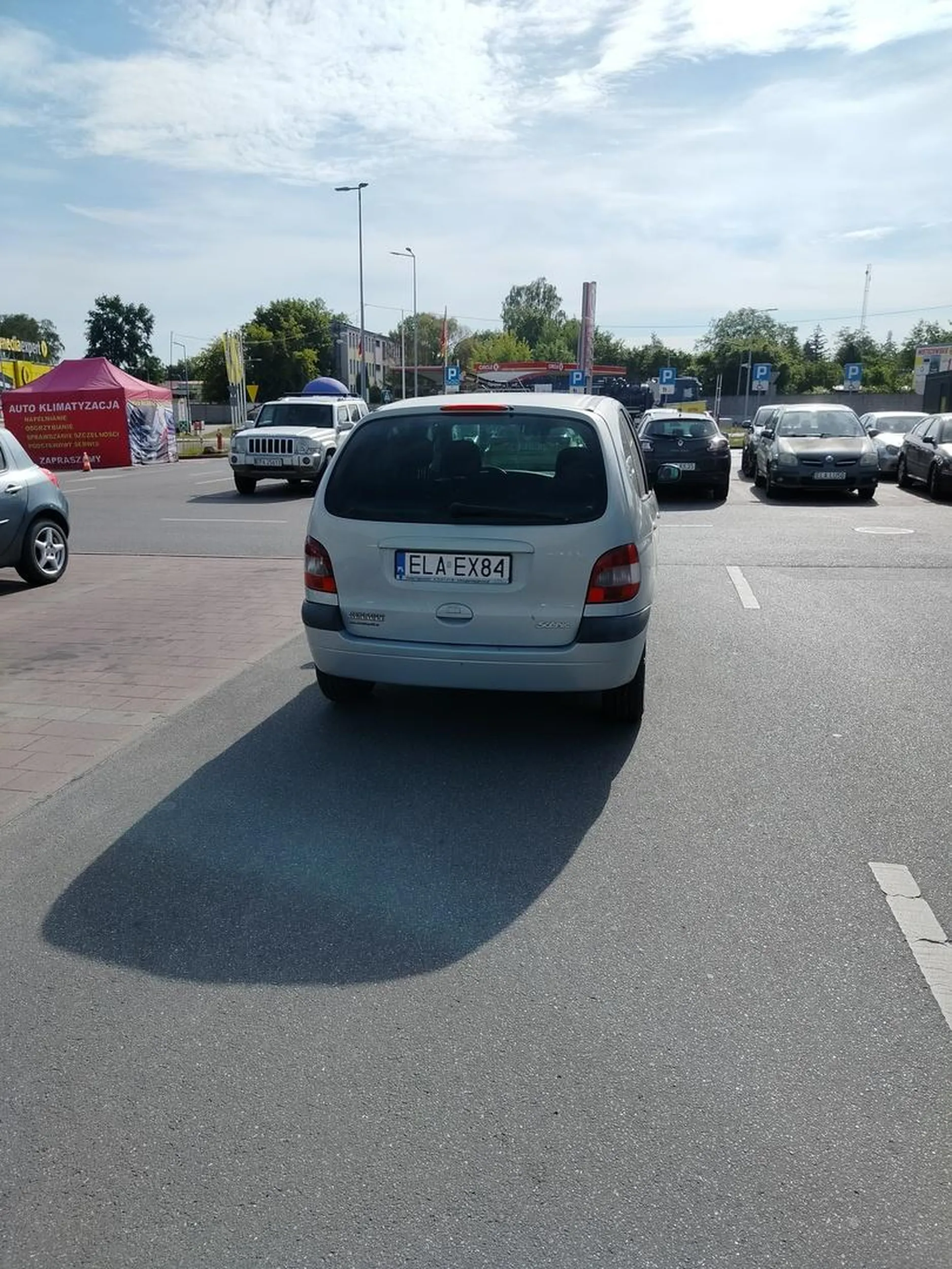 Pan chyba nie zna przepisów o ruchu drogowym. U nas w straży w dobroniu szybko by się nauczył znajomości przepisów. Nie pozdrawiam. Pozdrawiam natomiast Bartłomieja Boguckiego.