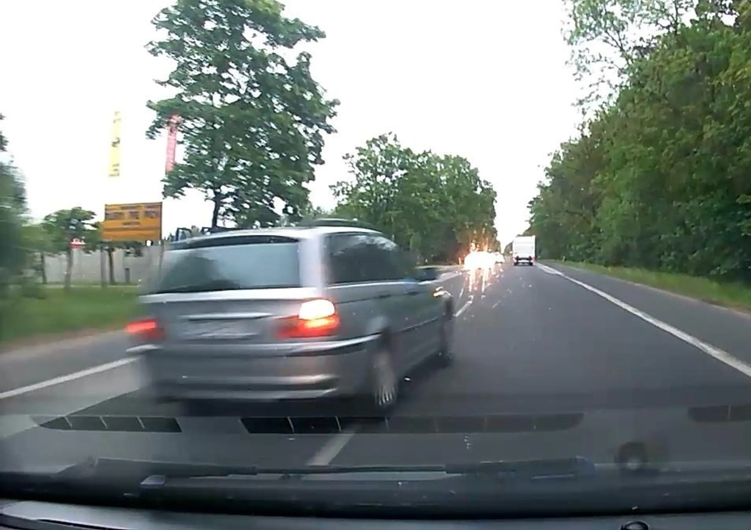 Kolejny ściek z BMW. Poszedł na grubość lakieru. Auto z przeciwka już na długich. Obtrąbiłem, po chwili dogoniłem po 300 metrach skręcił w lewo mimo zaproszenia do konfrontacji tylko drzwi otworzyłem, nie zdążyłem pasów odpiąć już go nie było.