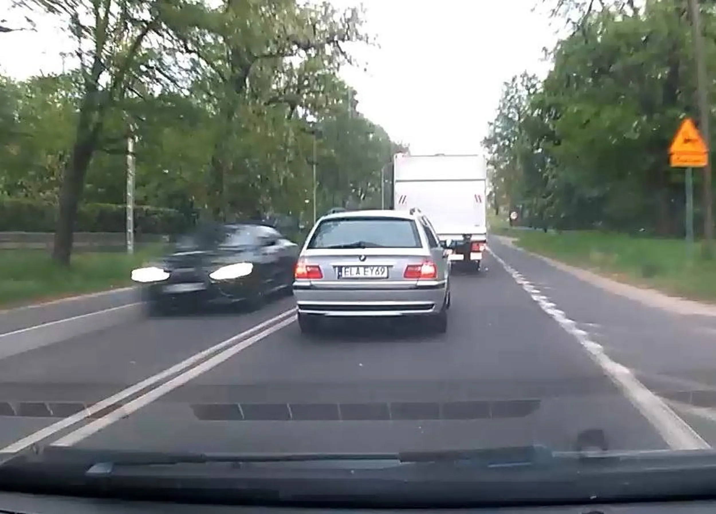 Kolejny ściek z BMW. Poszedł na grubość lakieru. Auto z przeciwka już na długich. Obtrąbiłem, po chwili dogoniłem po 300 metrach skręcił w lewo mimo zaproszenia do konfrontacji tylko drzwi otworzyłem, nie zdążyłem pasów odpiąć już go nie było.