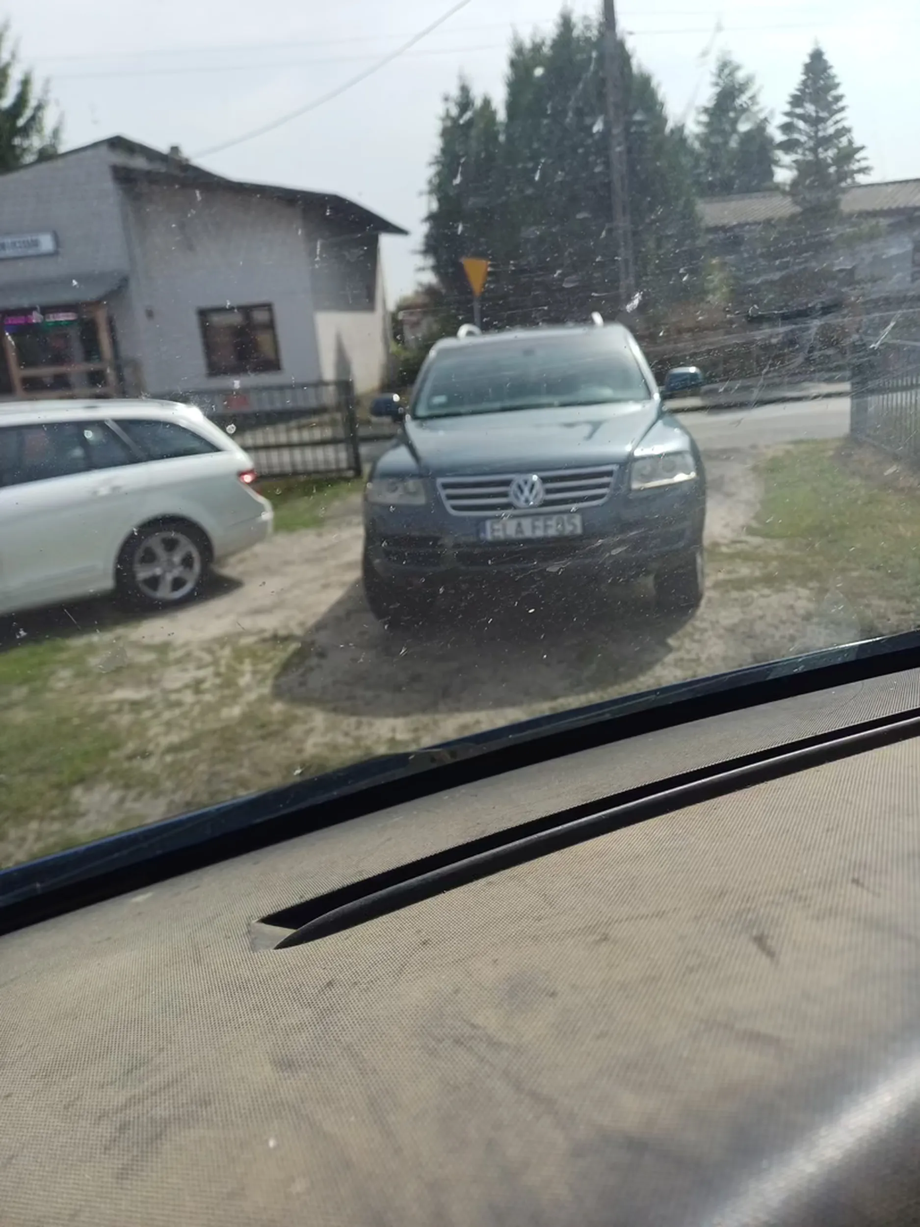 Naucz się lepiej parkować a nie ludziom wyjazd cały blokujesz.