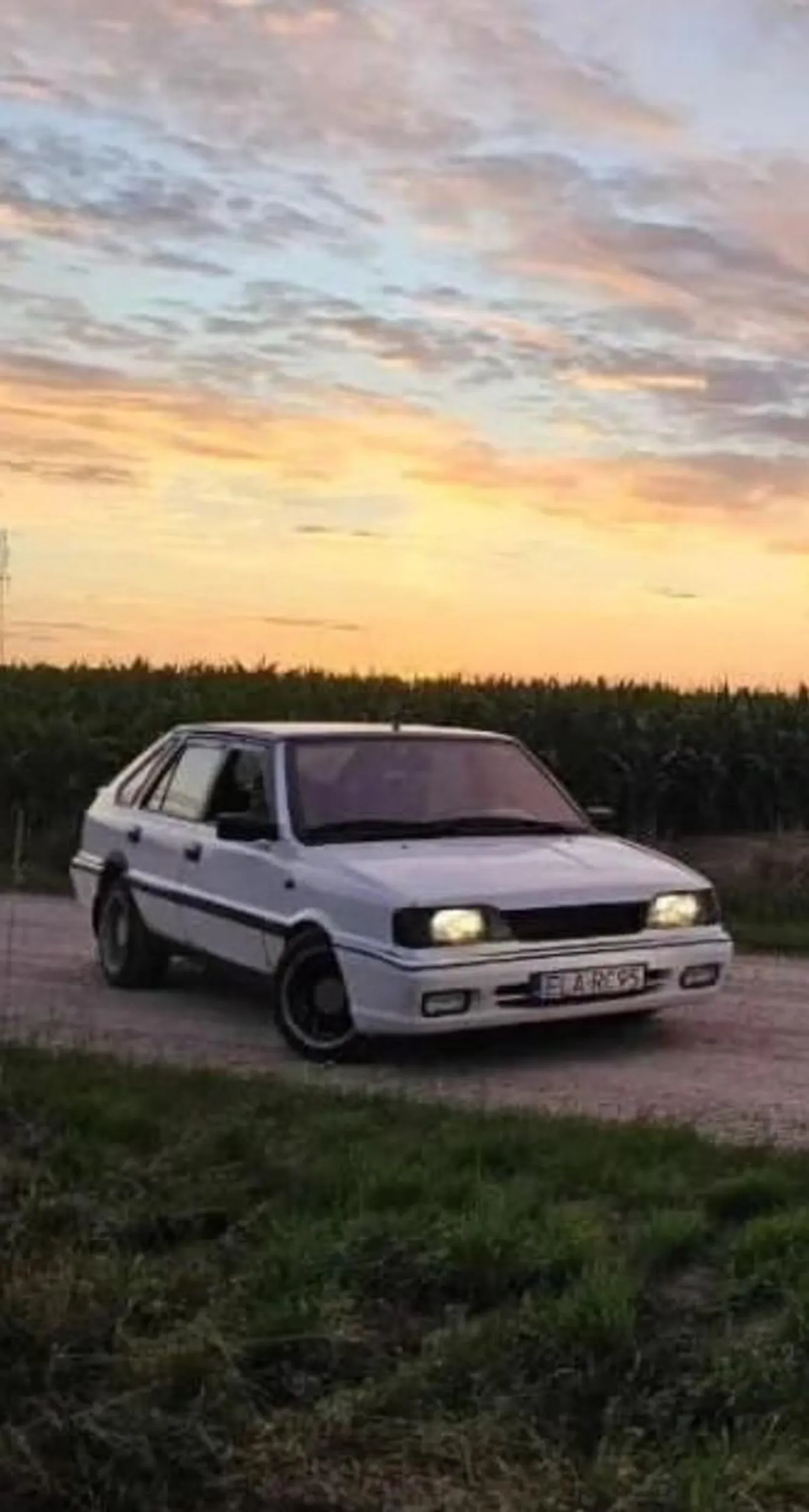 Kierowca gbur, wyzywa innych kierowców, gowniarz ktory nim jezdzi sam nie zna przepisow ruchu drogowego, zajeżdża droge, nie zwraca uwagi na światła.