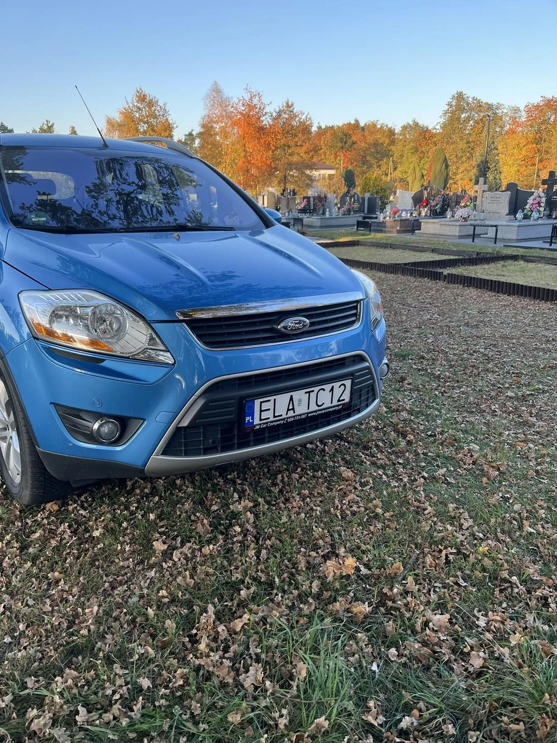 Parkuje na cmentarzu