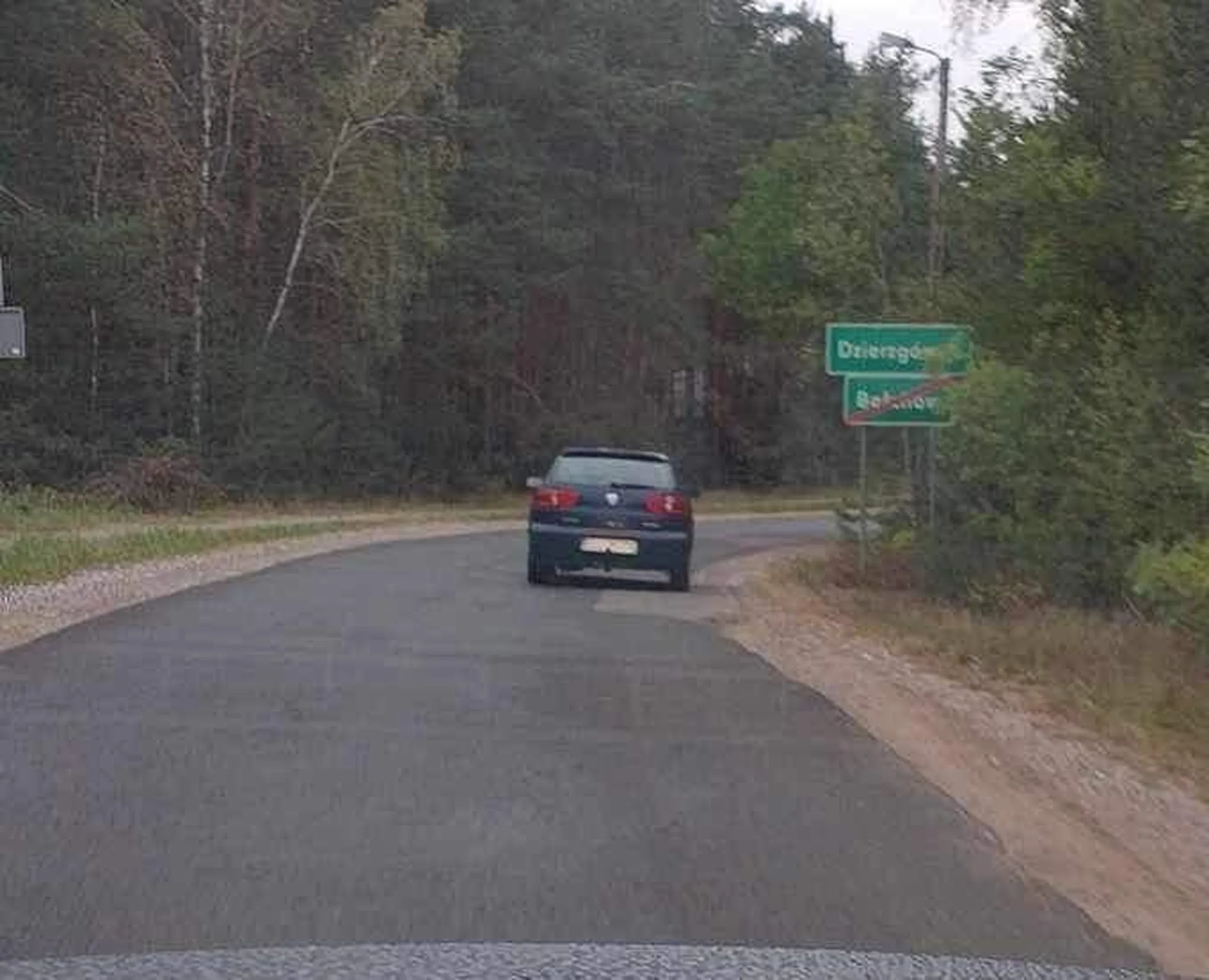 Kierowca zjezdza na inne pasy ruchu, nie rozgląda się, na skrzyzowaniu stoi 5 min i probuje ruszyc. Kierowca wydaje sie niskorosly i widac tylko wymachiwanie rączek zza kierownicy. Stwarzasz zagrozenie na drodze