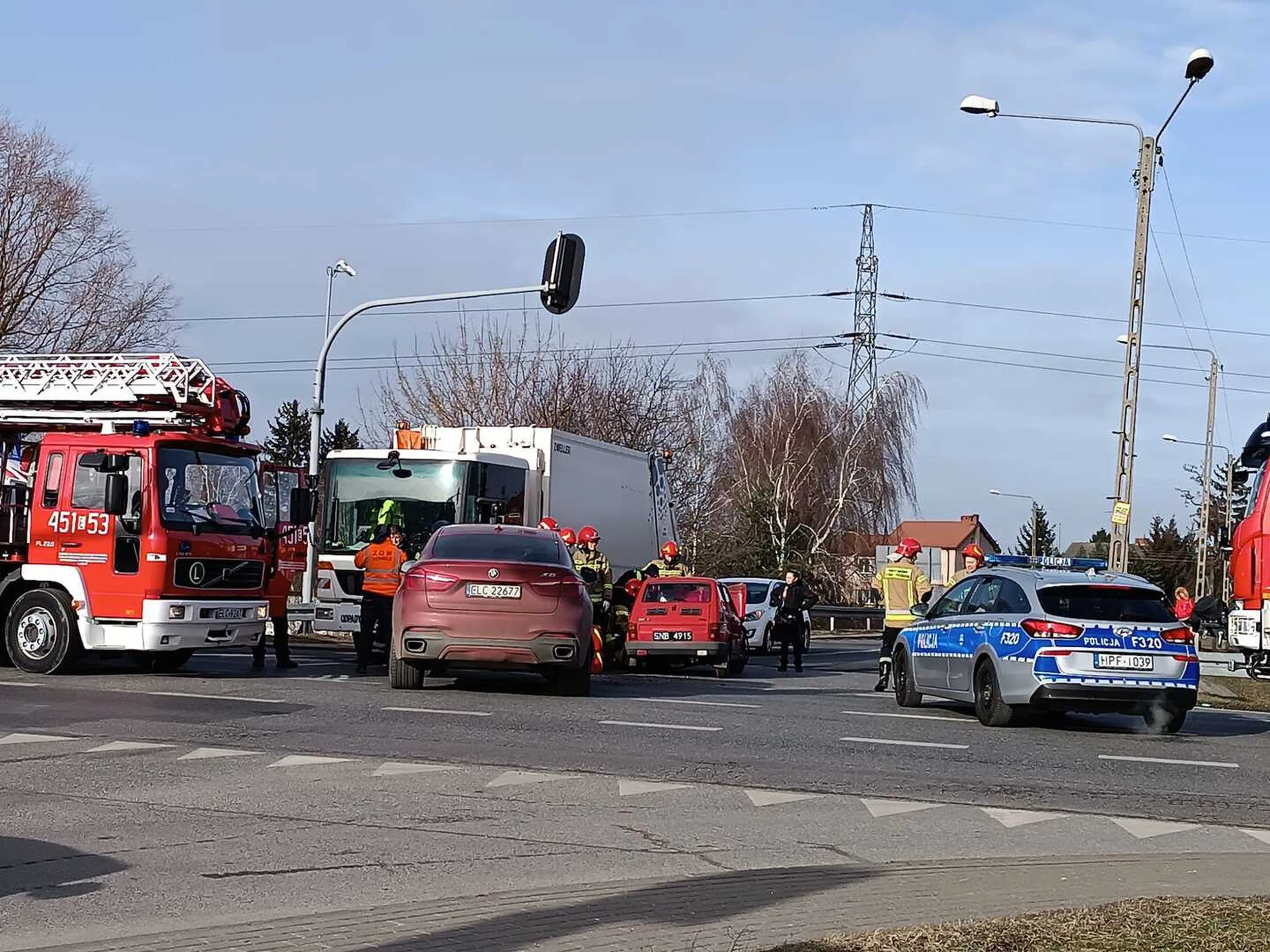 Kobieta jadąca tym klocem wymusiła pierwszeństwo wjeżdżając na skrzyżowanie z drogi podporządkowanej i spowodowała kolizję, w której ranny został kierowca malucha, a jego samochód został zniszczony. W tym czasie wyłączona była sygnalizacja na tym skrzyżowaniu (pulsowało żółte światło) co już powinno skłonić kierującą do zachowania szczególnej ostrożności. Faktu, że była na drodze podporządkowanej szkoda komentować. I takie miernoty nie przestrzegające podstawowych przepisów jeżdżą po polskich drogach i powodują ogromne zagrożenie dla nas wszystkich oraz pewnie są sprawcami wielu śmierci. W Polsce zdecydowanie zbyt łatwo dostaje się prawo jazdy. Wypuszczamy na ulice ludzi, którzy po prostu nie nadają się do jazdy samochodami.