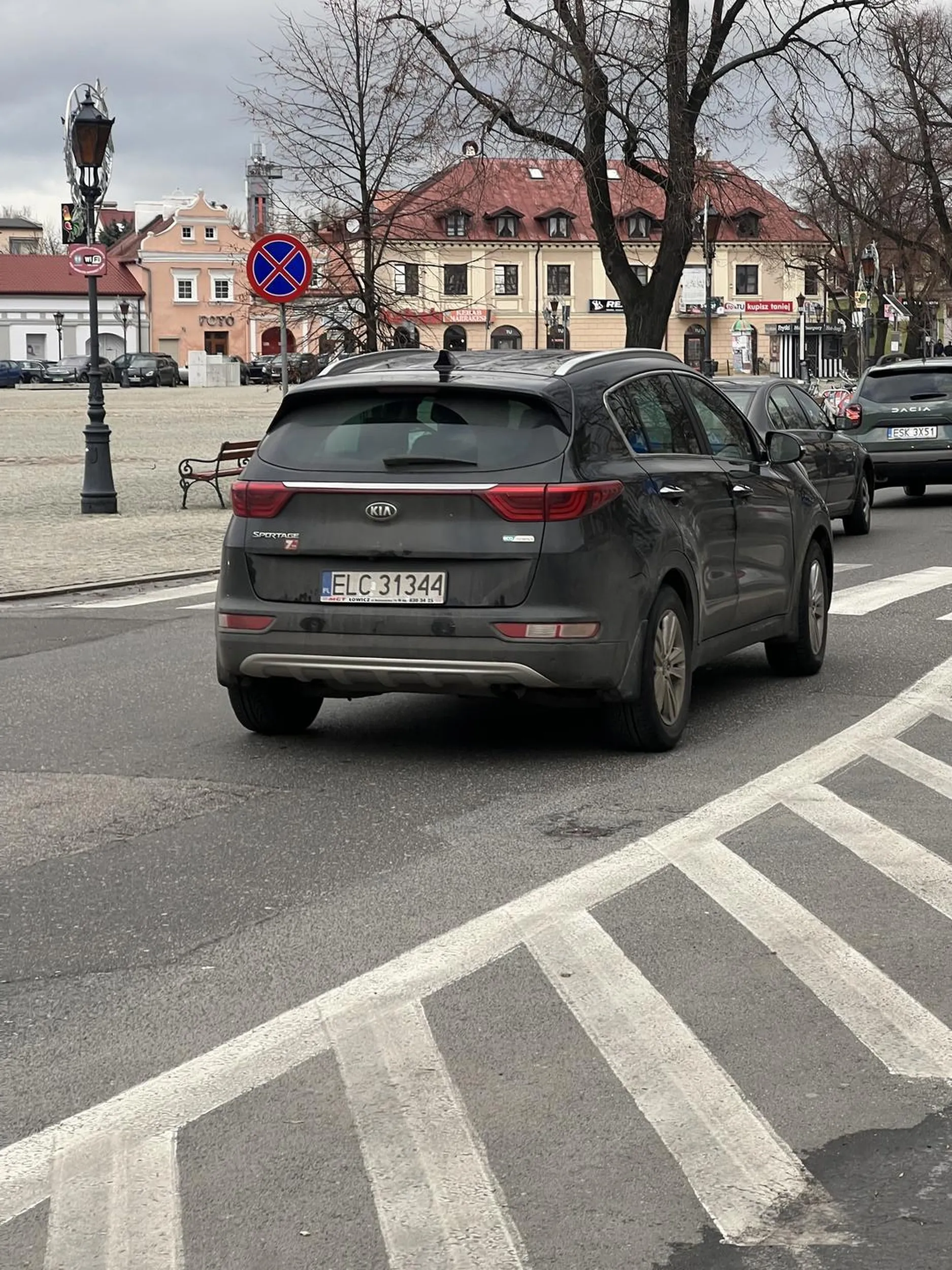 Typ nie patrzy czy ktoś idzie po pasach tylko sobie jedzie i muzyka napierdala przez boza