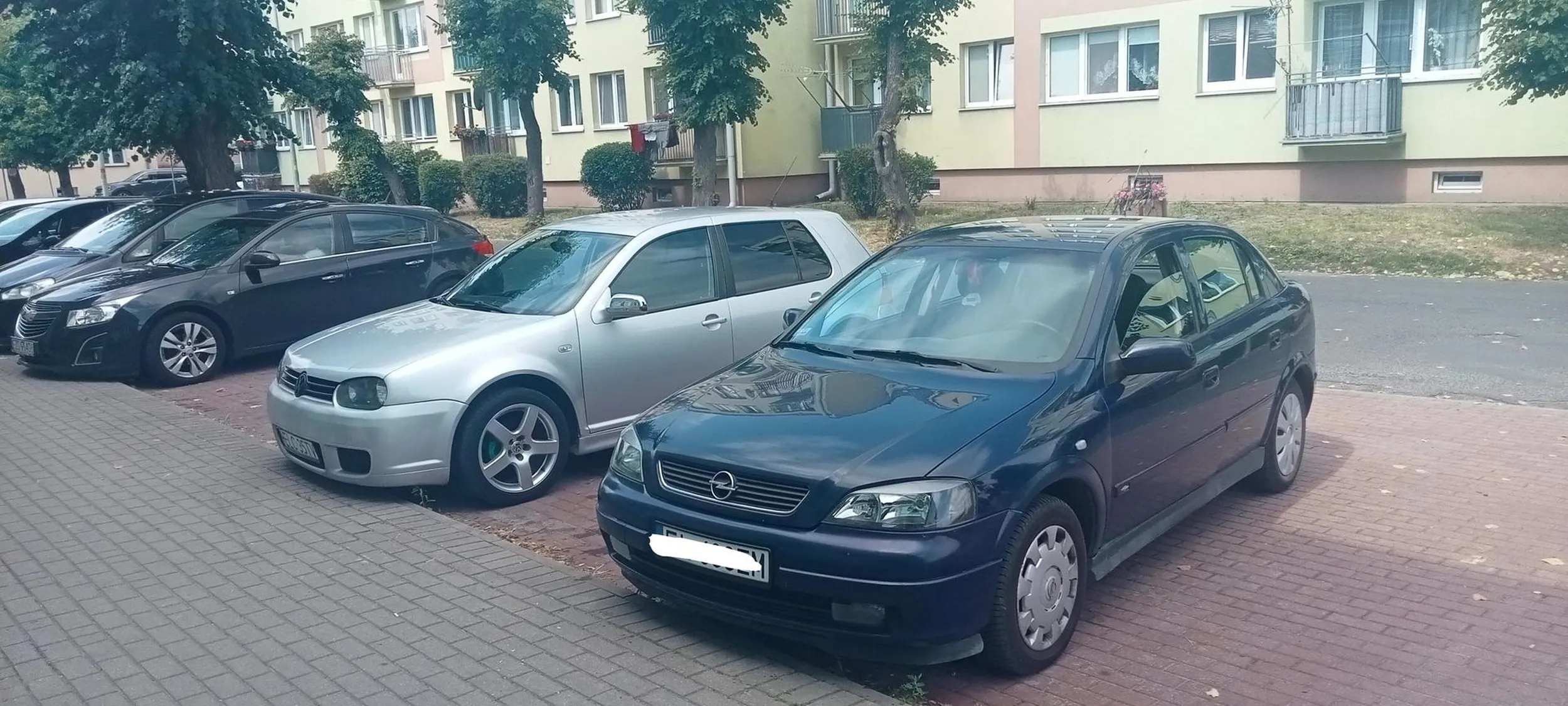 Piękny srebrny golf po tuningu, ani grama rdzy. Gratulacje za piękne parkowanie obok niebieskiej strzały. Dwie piękności na jednym zdjęciu. P.S Opelek jeszcze nie dokończony projekt