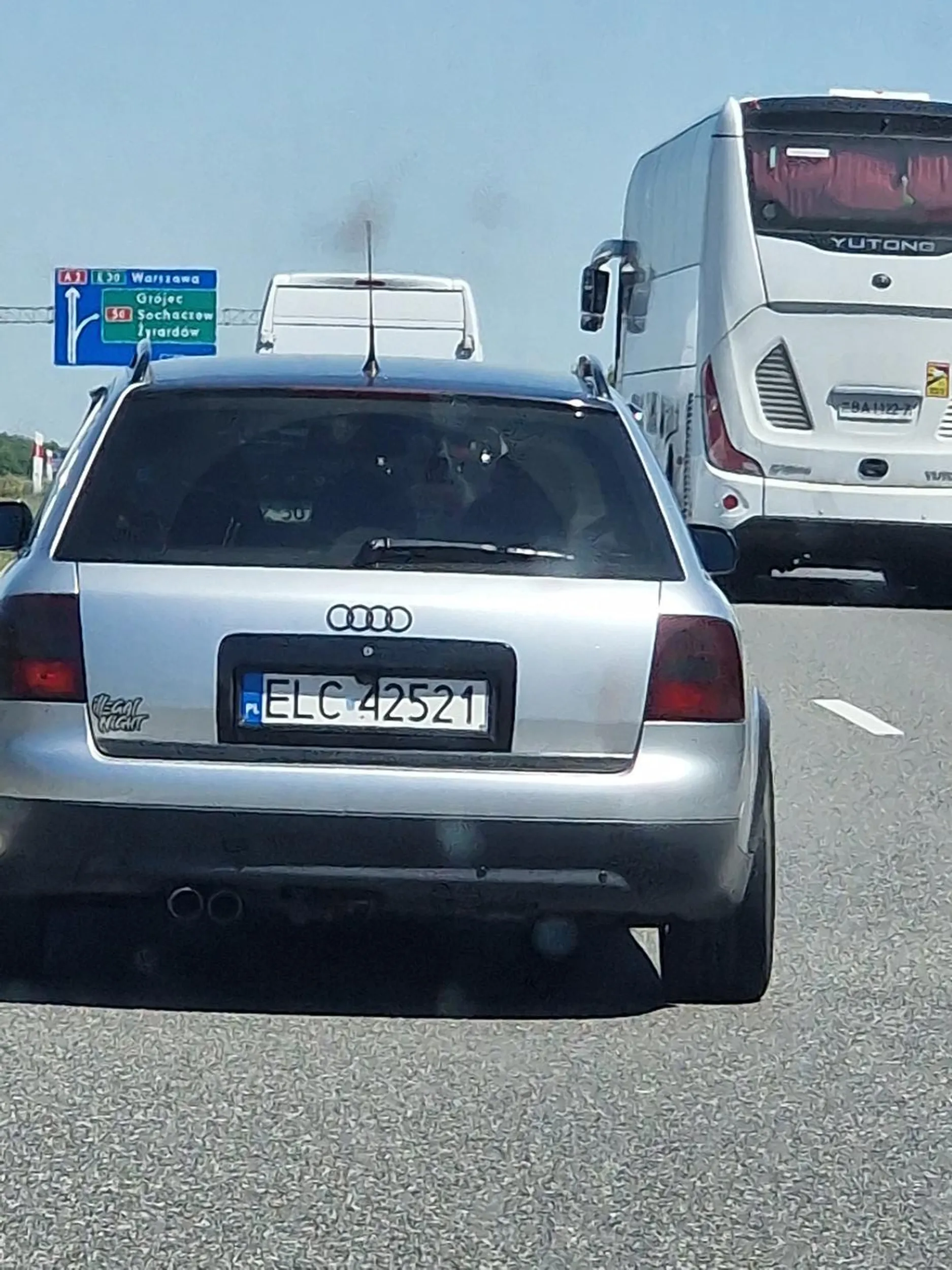 Niesamowity kretyn wykazywał się nadpobudliwością przez 80km autostrady. Przede wszystkim należy uważać na tego ćwierćmózga na drodze bo nalepa illegal nights sugeruje, że rozwój umysłowy zakończył ten osobnik na etapie szkoły zawodowej.