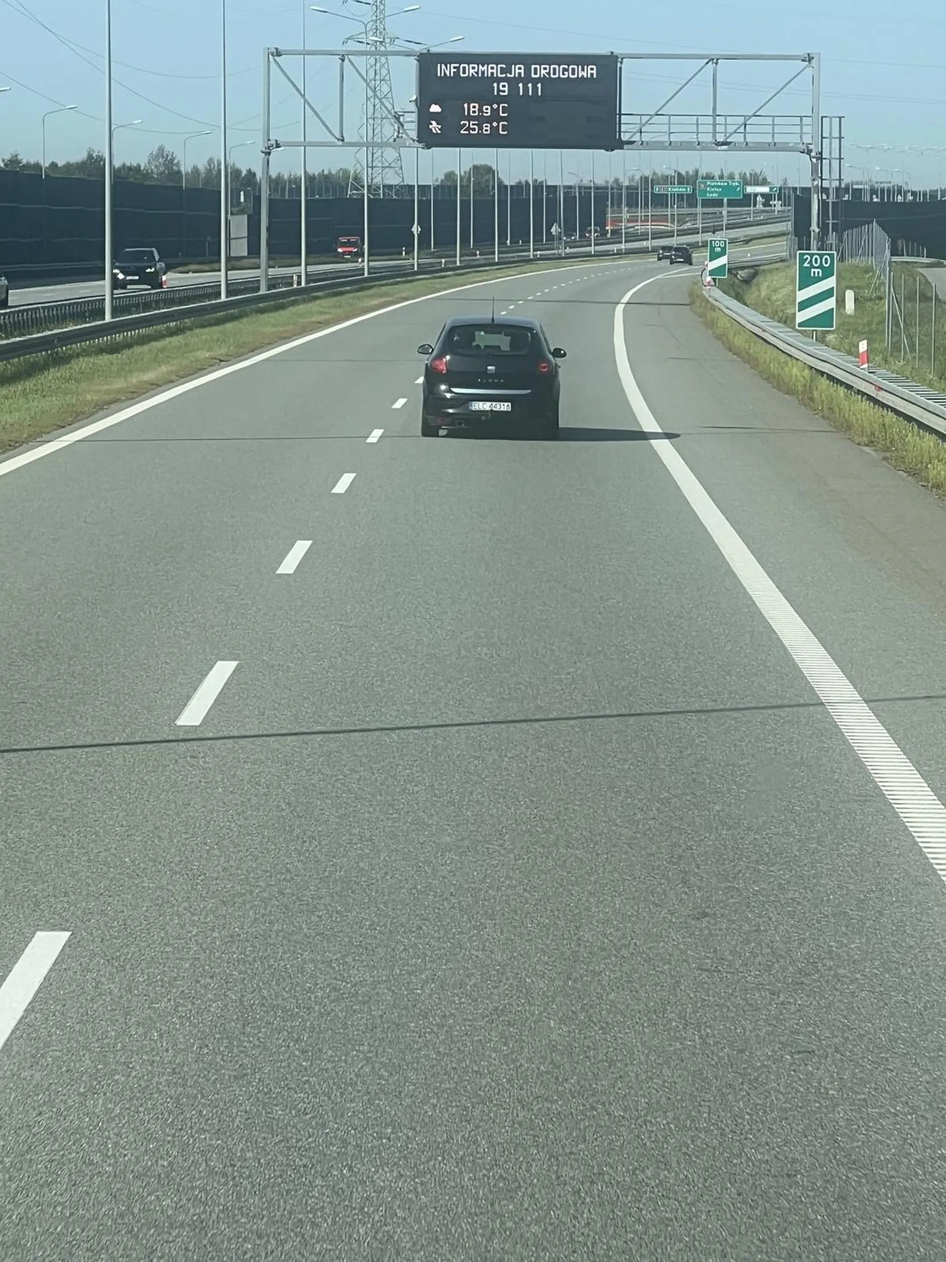 Pachołku chciałeś zaimponować dziewczynie? Wychamowaniem ciężarówki bo minutkę manewr wyprzedzania robiła? Żałuje że te 40 ton nie wjebalem Ci w tego seatka. Szeryf w seaciku na S7!