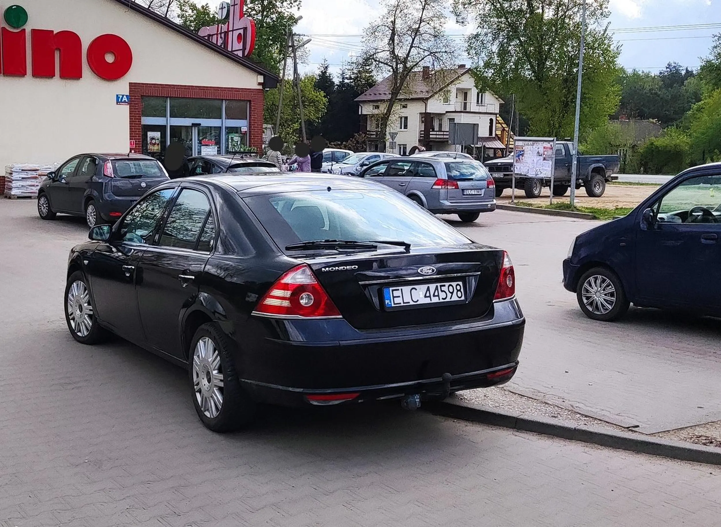 Mistrz zastawiania wjazdu na parking - a tyle miejsca żeby stanąć przepisowo...