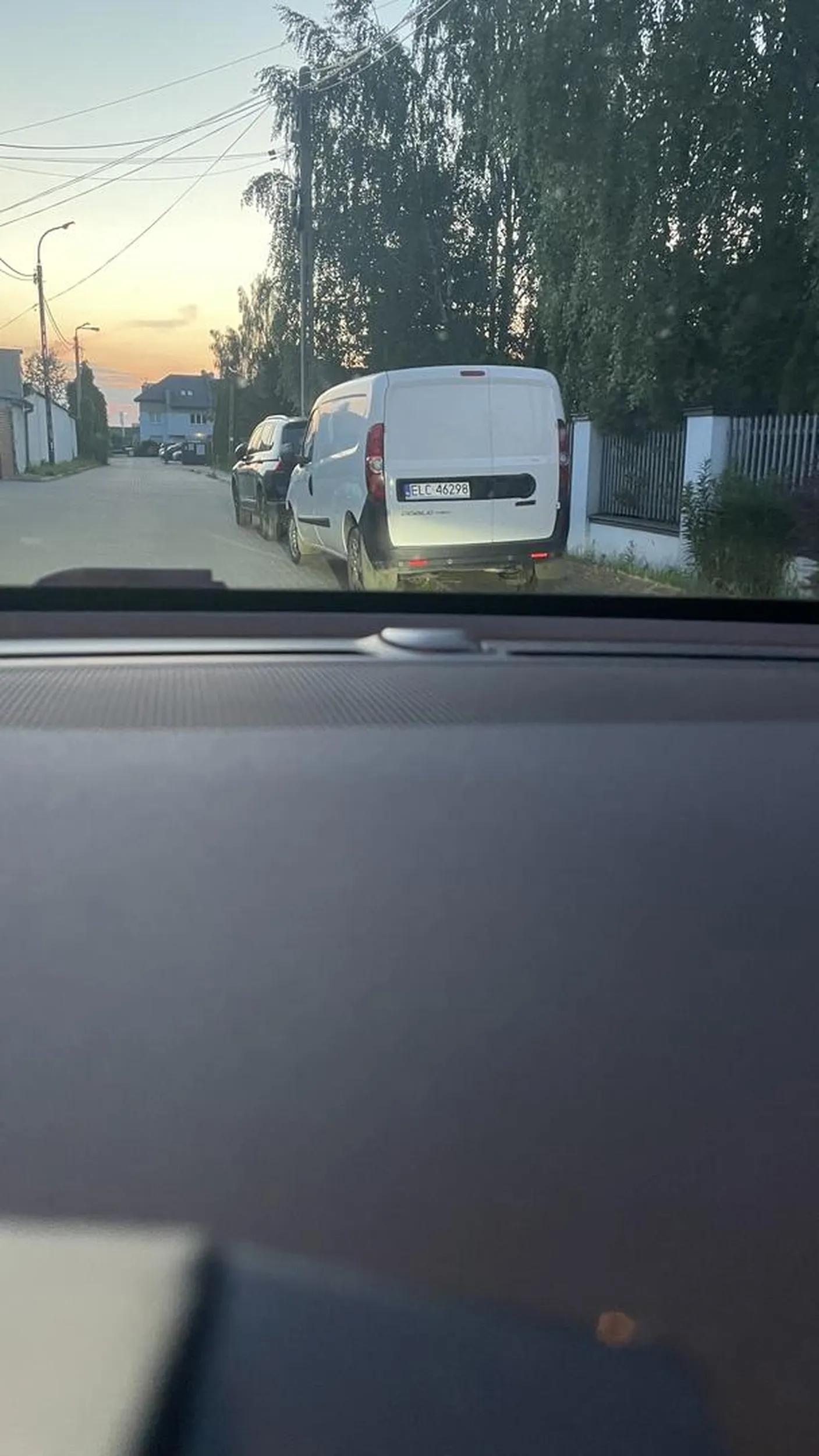 Pod Warszawą inne obowiązują zasady niż w miejscu rejestracji pojazdu. Parkowanie na chodniku i do tego w strefie ruchu pieszych poza wyznaczonymi miejscami to dla tego kierowcy norma. Niestety na wioskach straż miejska i policja ma to w nosie, ale może kiedyś dojadą na czas.