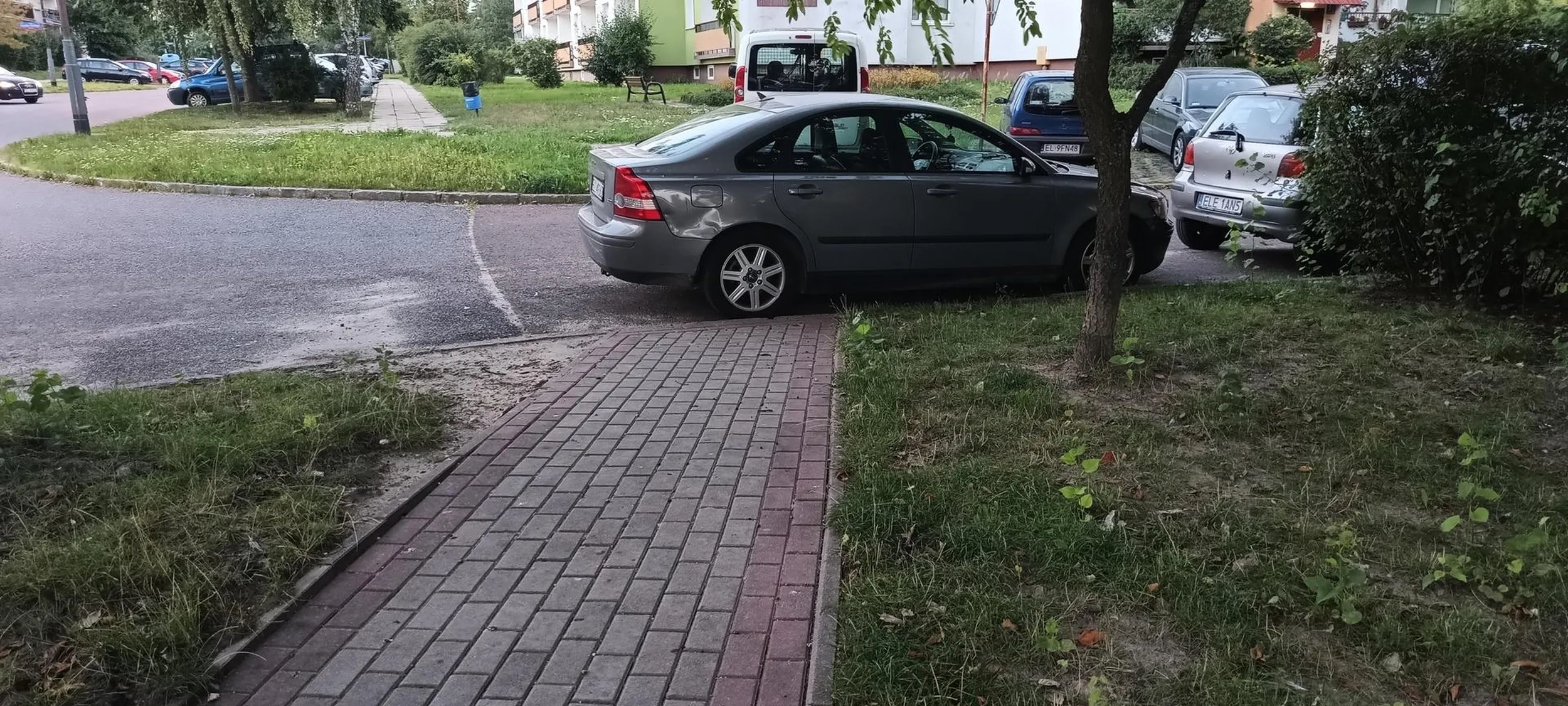 Kierowca to totalny ignorant na gościnnych występach w Łodzi. Blokuje przejście dla pieszych, stając zaraz przy zejściu z chodnika.   Pojedyncza jednostka sobie poradzi ale co z wózkiem dziecięcym albo inwalidzkim?  Następnym razem będzie w *$uj naklejek na szybach