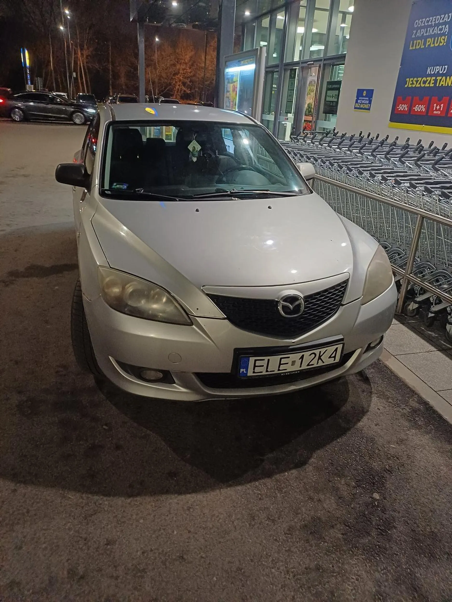 Na parkingu dużo miejsca, ale co tam. Jakby się dało to do sklepu by wjechał.