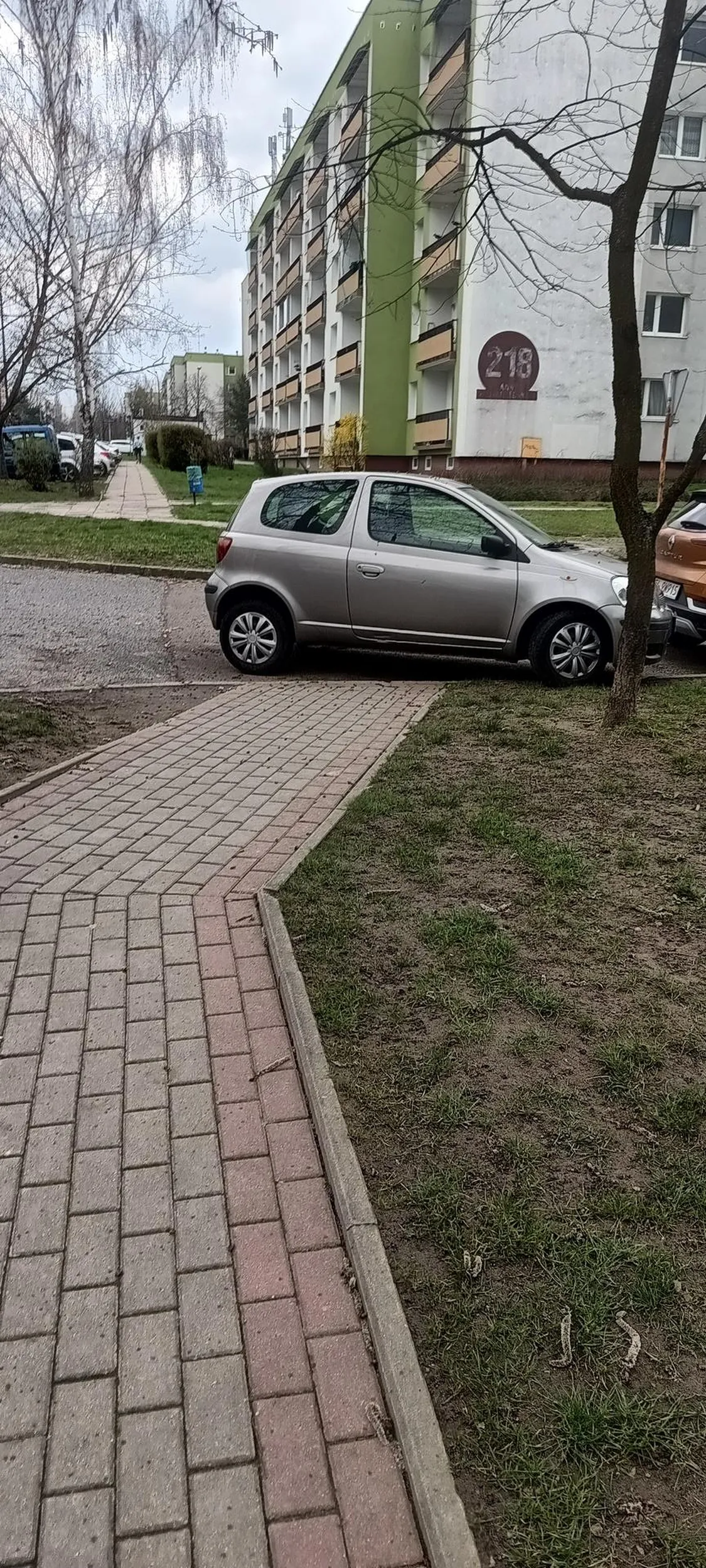 Baba parkuje w przejściu dla pieszych, przy samym skrzyżowaniu dróg i jeszcze w jakiś wariackich pozycjach . Następnym razem przejdę po tym aucie i napluje na szybę