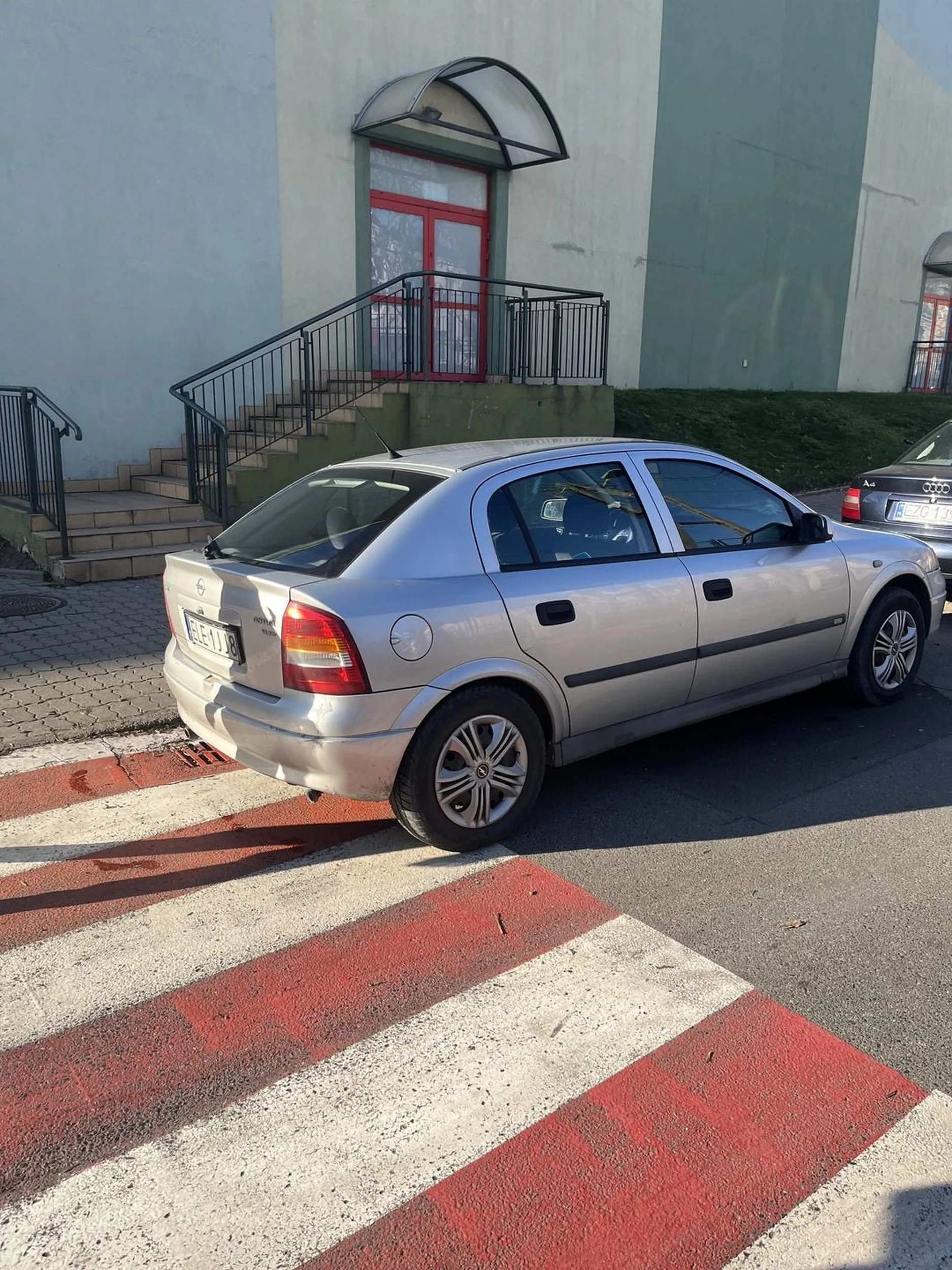 Nie polecam kierowcy, co to wogole za czasy ze niby można stawać samochodem na pasach? Obrzydliwe zachowanie, ale nie bardziej obrzydliwe niż naklejki przyklejone na tym samochodzie. Serdecznie nie pozdrawiam