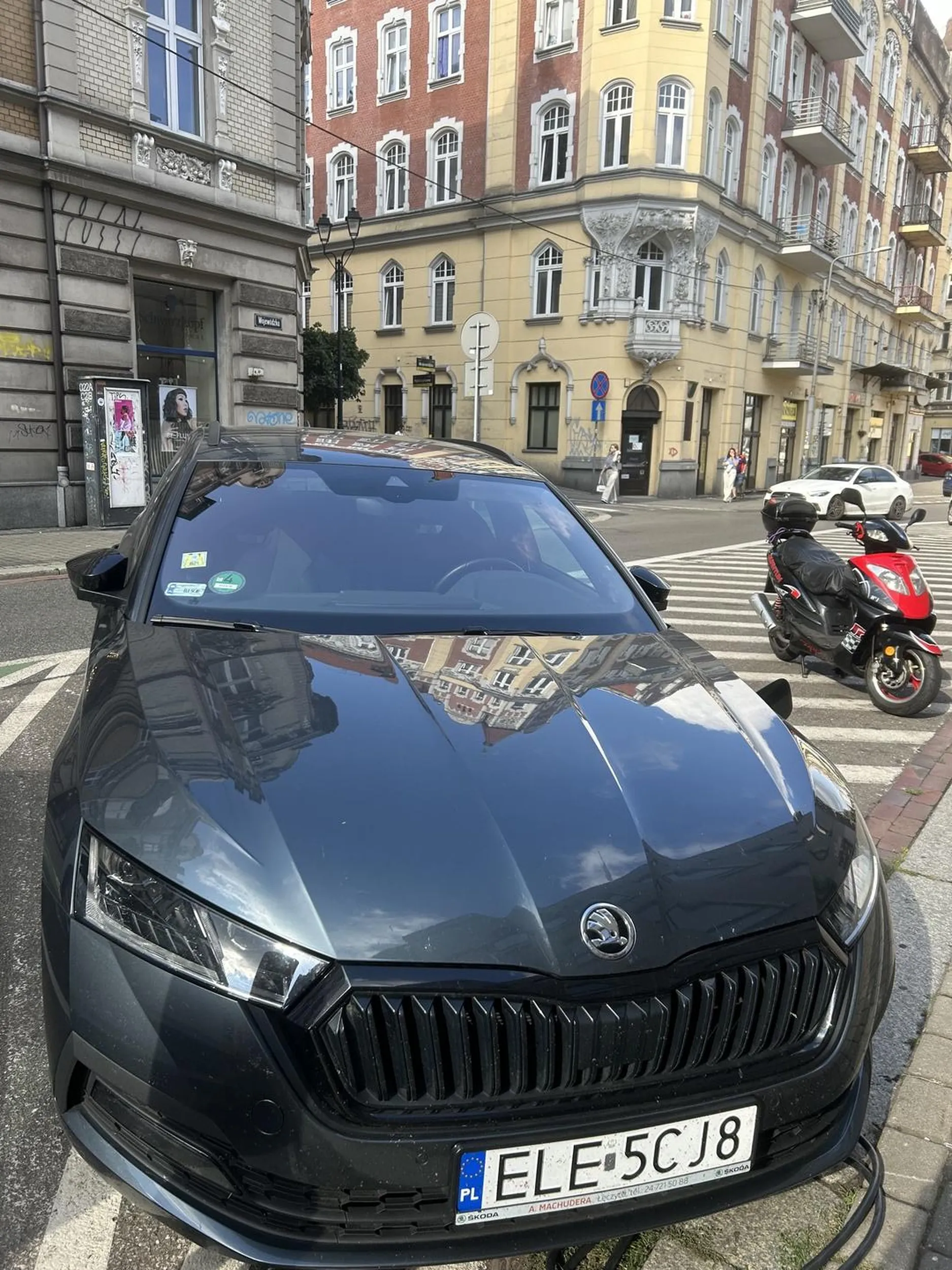 Facet w centrum miasta zaczął się rozbierać do rosołu, do tego sylwetka godna zamknięcia oczu kiedy się to działo.