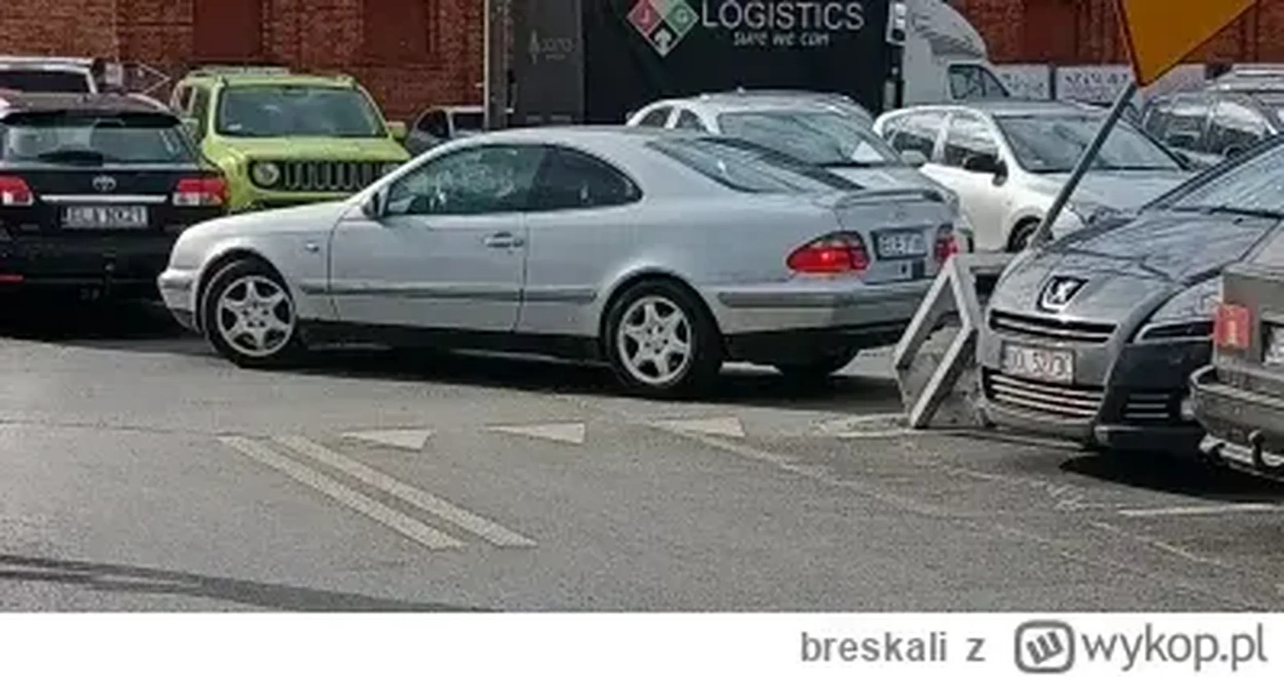 Uderzył w znak, który przewracając się rozbił reflektor w zaparkowanym peugeocie. Kierowca odjechał jakby nigdy nic...