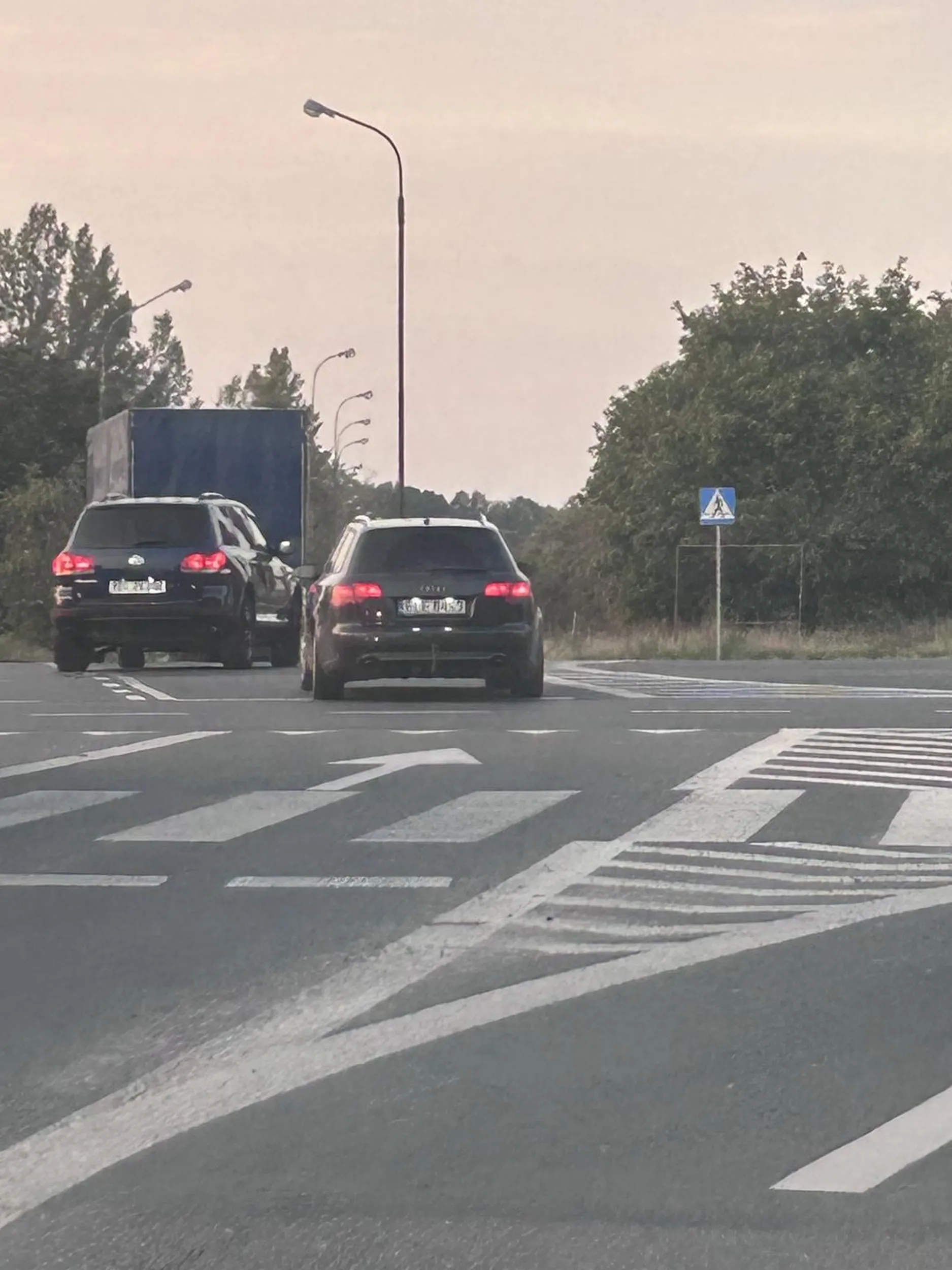 Koleś w combi audi wyprzedza na zakręcie na drodze osiedlowej, rozpędza się do ok 100km/h. Później na ulicy jechał 150km/h i wyprzedzając autobus prawie wjechał w tira. Chory człowiek